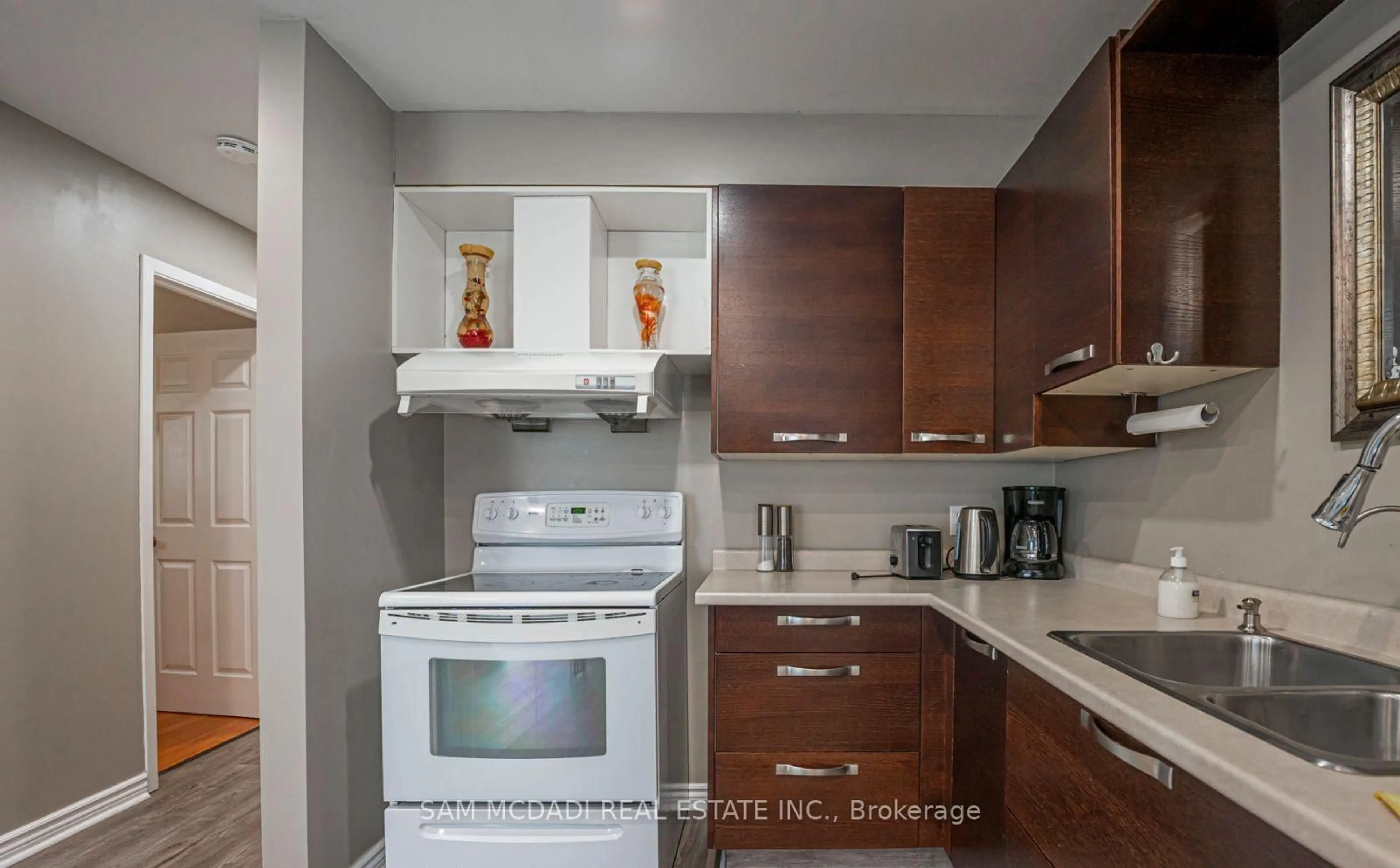 Standard kitchen, ceramic/tile floor for 1109 BAYFIELD St, Springwater Ontario L9X 0N6