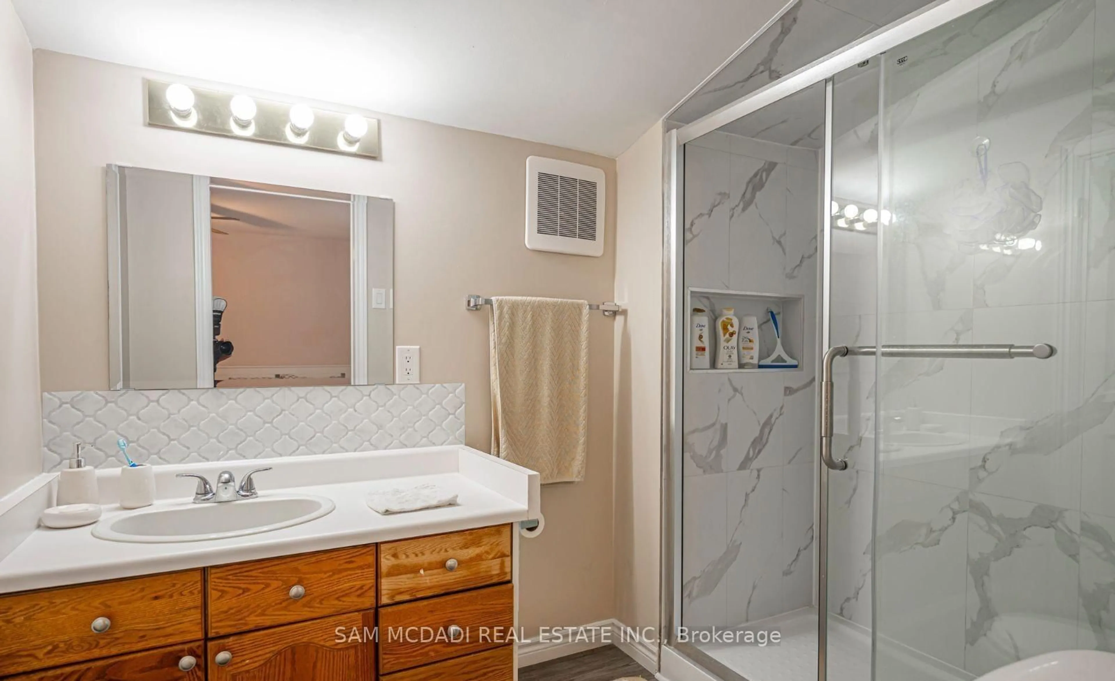 Standard bathroom, ceramic/tile floor for 1109 BAYFIELD St, Springwater Ontario L9X 0N6