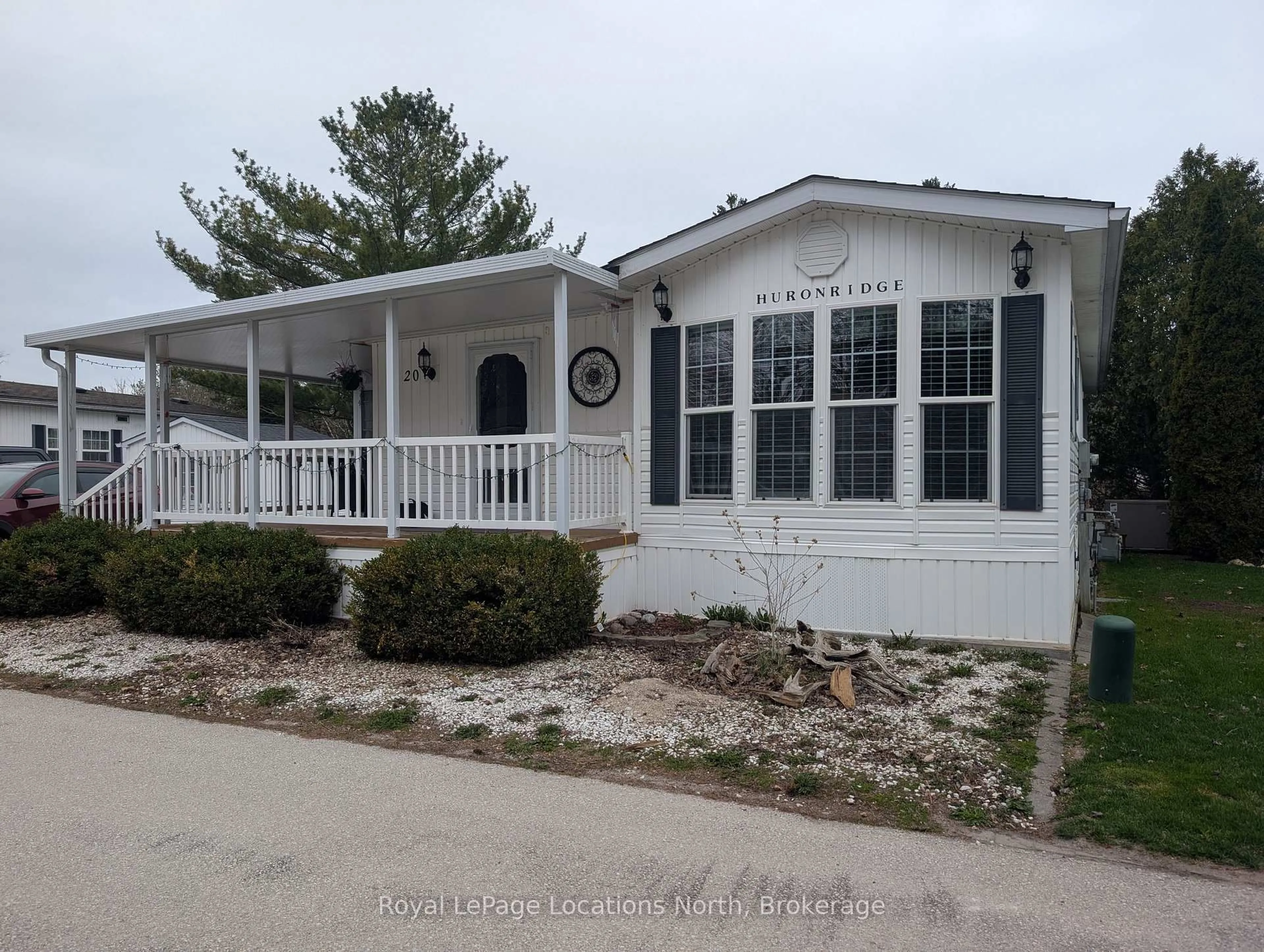 Home with vinyl exterior material, street for 20 TOPAZ St, Wasaga Beach Ontario L9Z 1X7