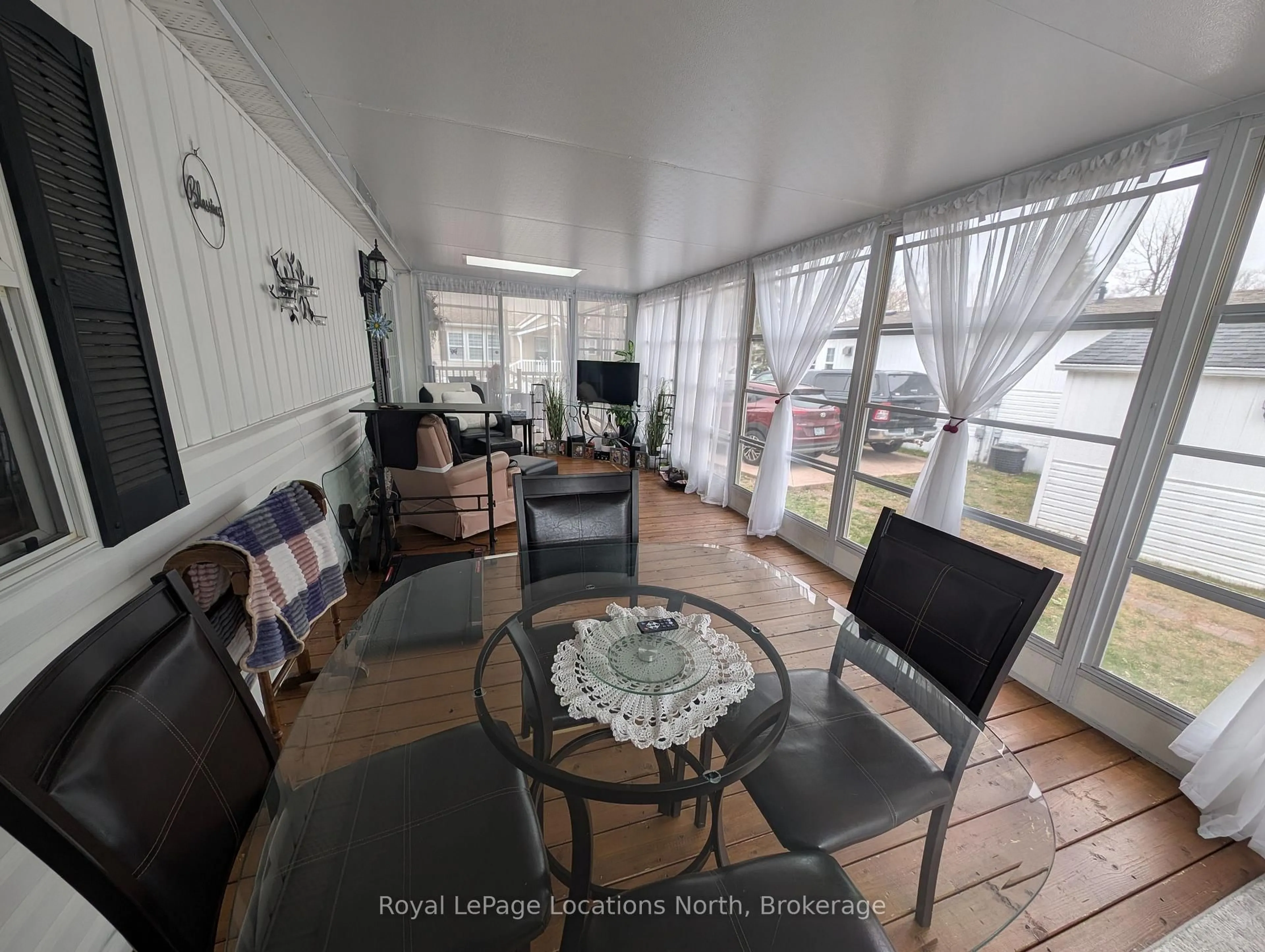 Living room with furniture, unknown for 20 TOPAZ St, Wasaga Beach Ontario L9Z 1X7