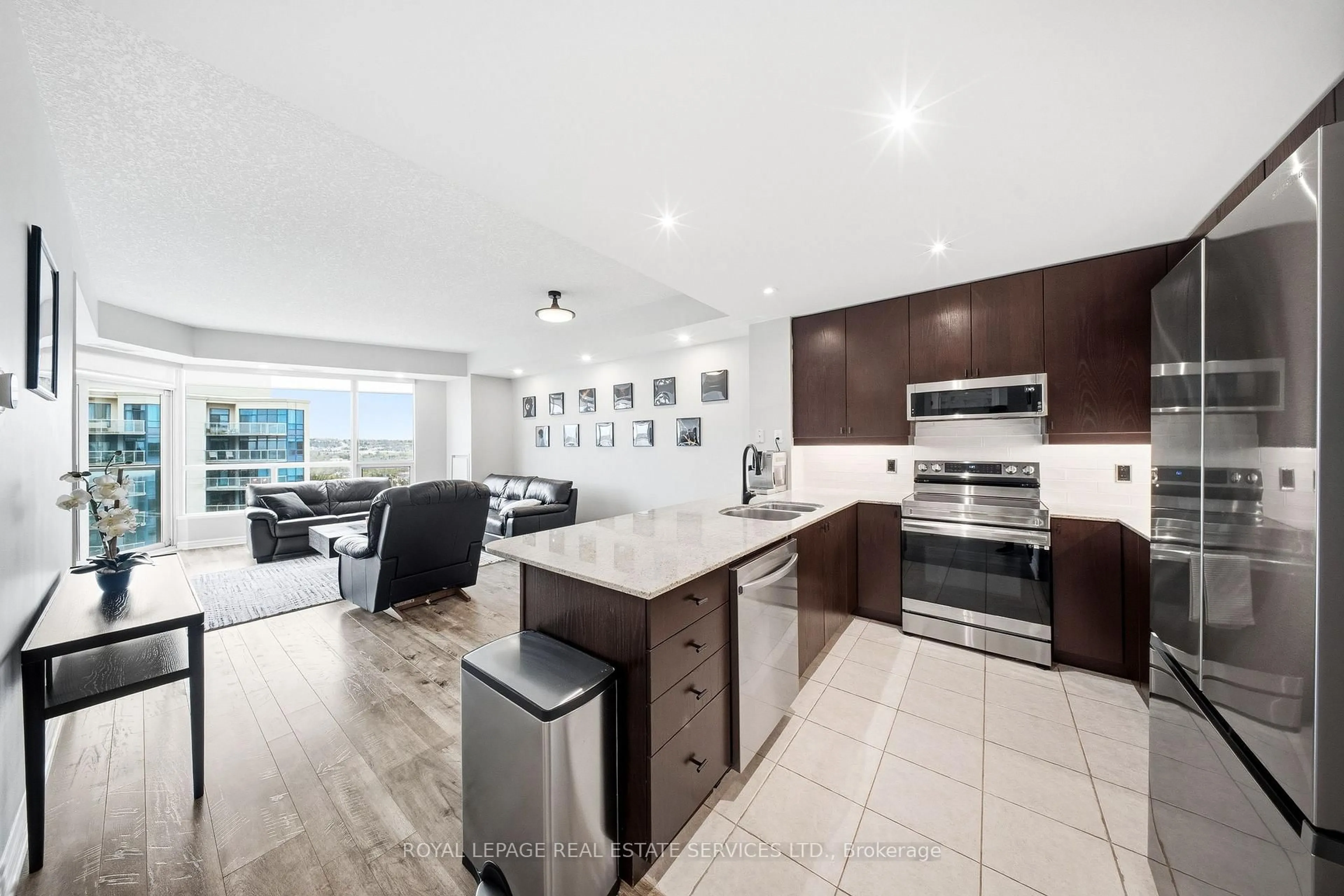Open concept kitchen, ceramic/tile floor for 33 Ellen St #1509, Barrie Ontario L4N 6E9