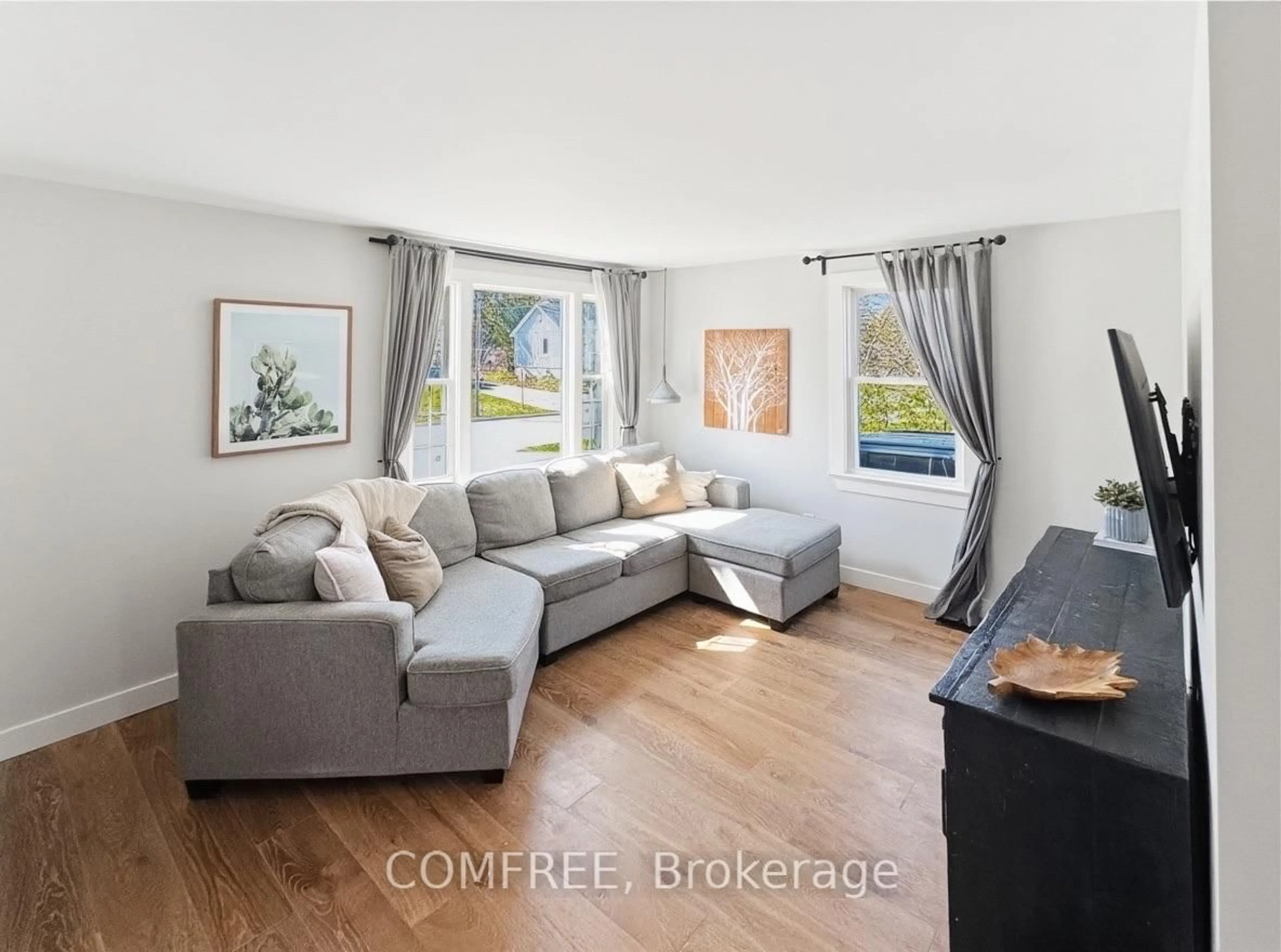 Living room with furniture, unknown for 70 Gunn St, Barrie Ontario L4M 2H5