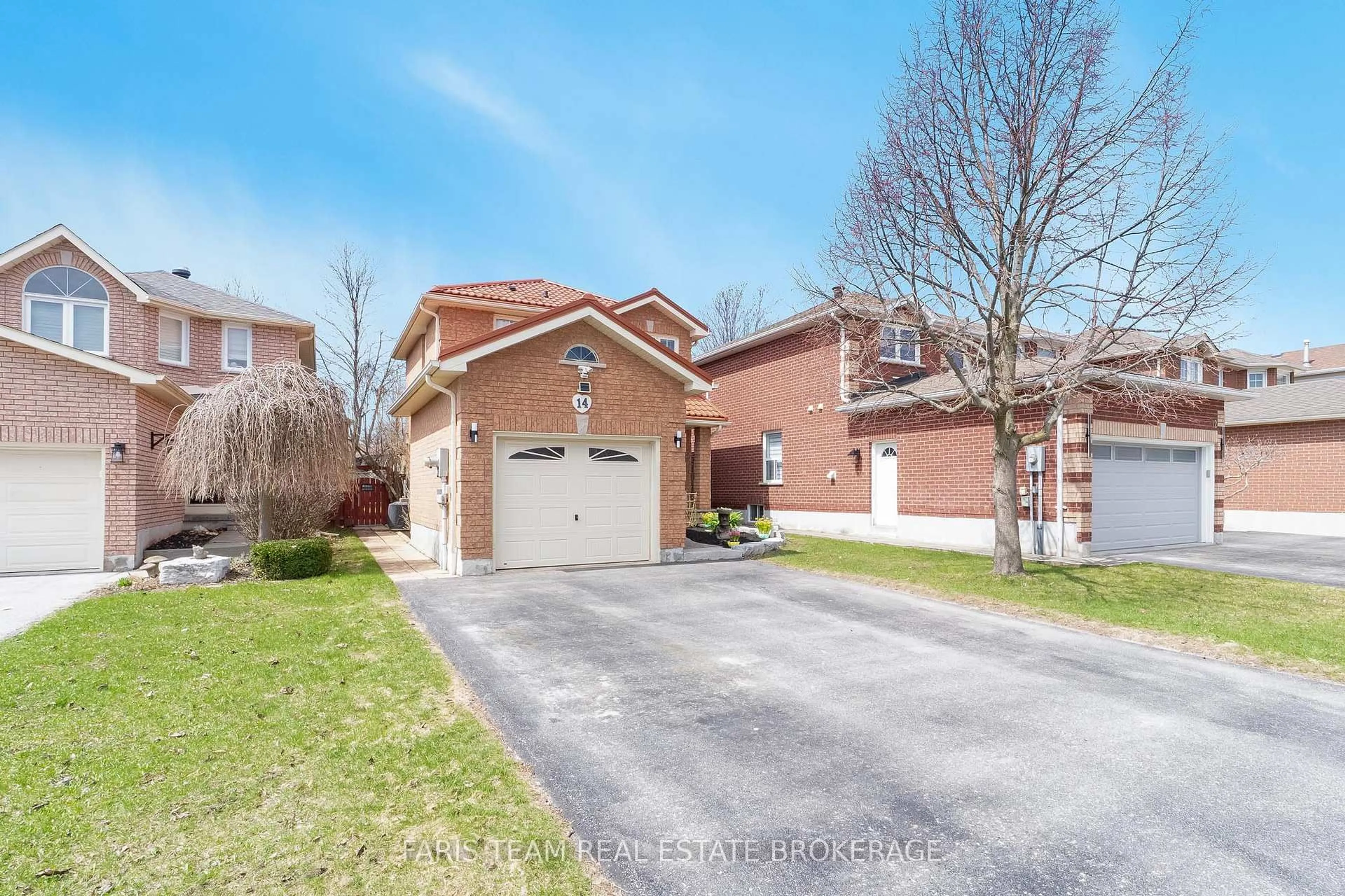 A pic from outside/outdoor area/front of a property/back of a property/a pic from drone, street for 14 Nightingale Cres, Barrie Ontario L4N 8A3