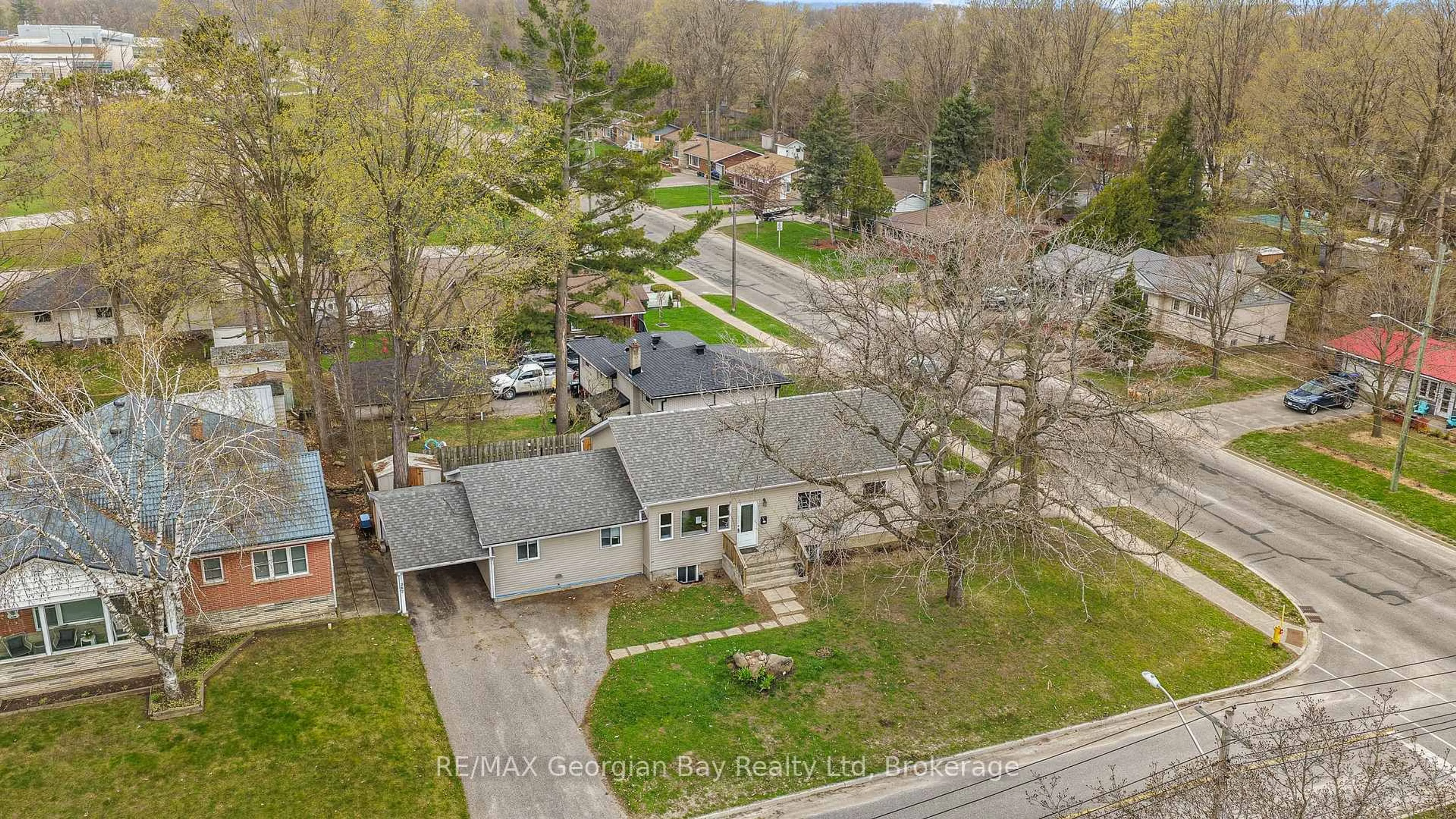 A pic from outside/outdoor area/front of a property/back of a property/a pic from drone, street for 282 Norene St, Midland Ontario L4R 4C2