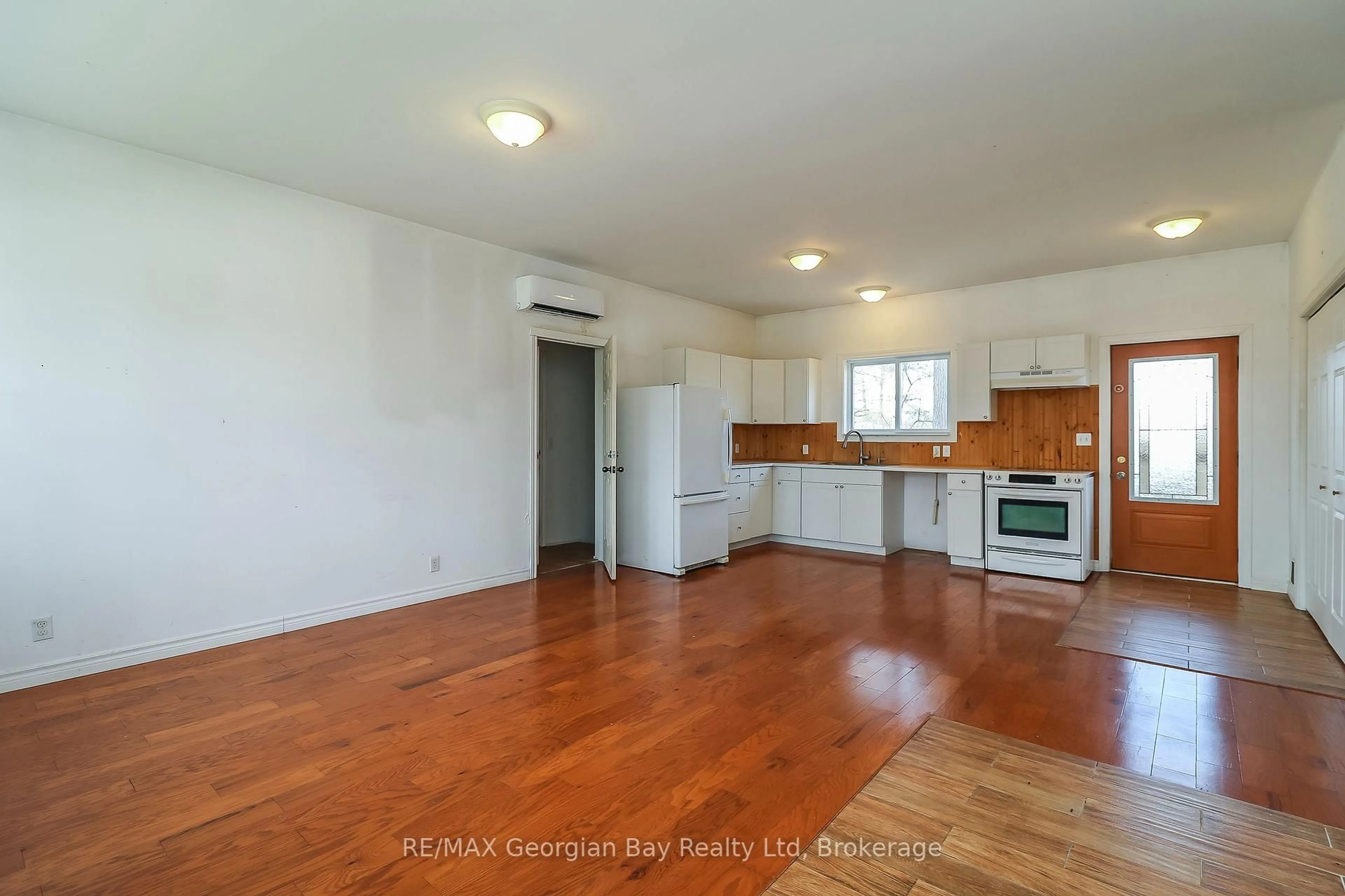 Standard kitchen, wood/laminate floor for 282 Norene St, Midland Ontario L4R 4C2