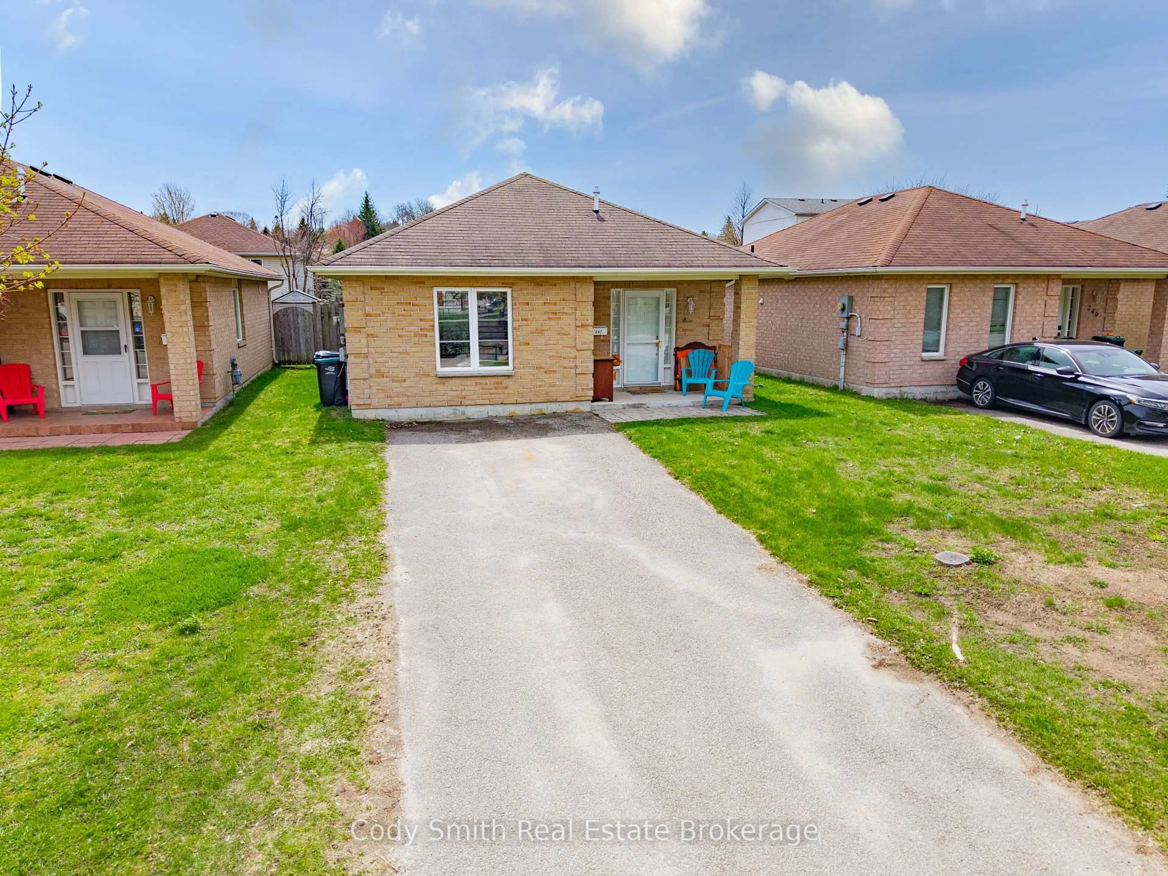 A pic from outside/outdoor area/front of a property/back of a property/a pic from drone, street for 247 Yonge St, Midland Ontario L4R 2B1
