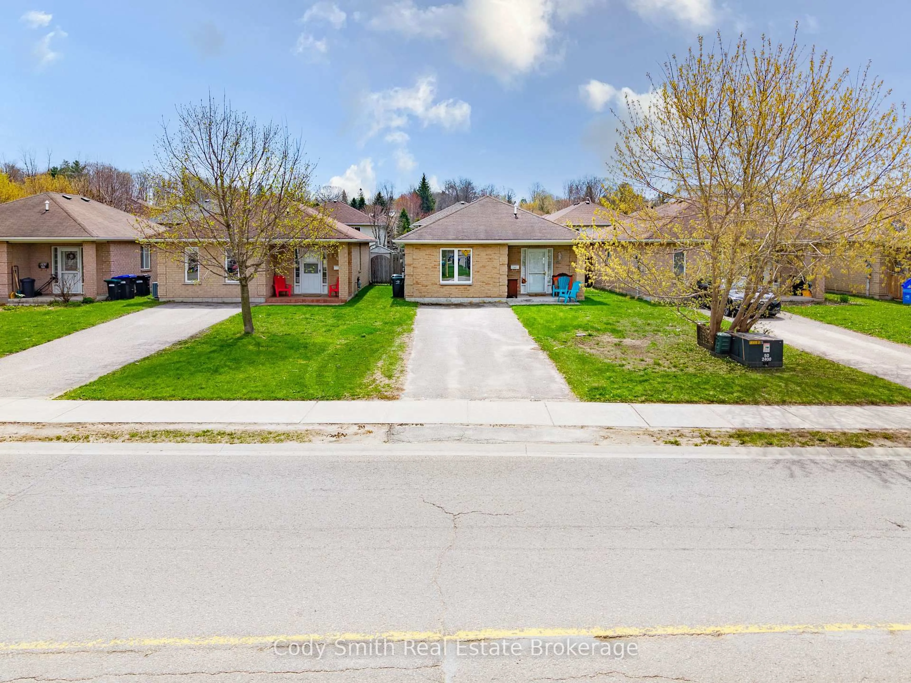 A pic from outside/outdoor area/front of a property/back of a property/a pic from drone, street for 247 Yonge St, Midland Ontario L4R 2B1