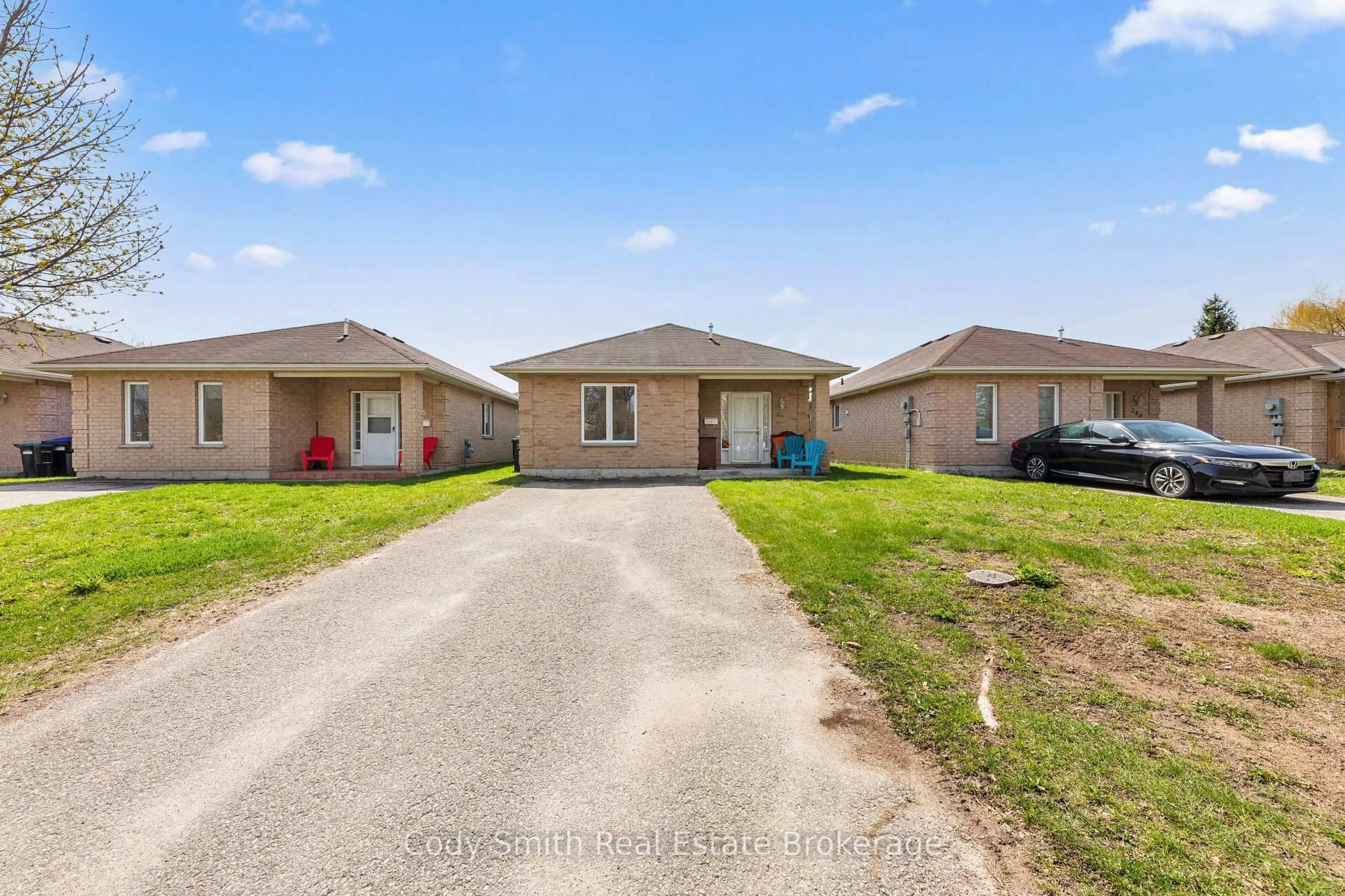 A pic from outside/outdoor area/front of a property/back of a property/a pic from drone, street for 247 Yonge St, Midland Ontario L4R 2B1