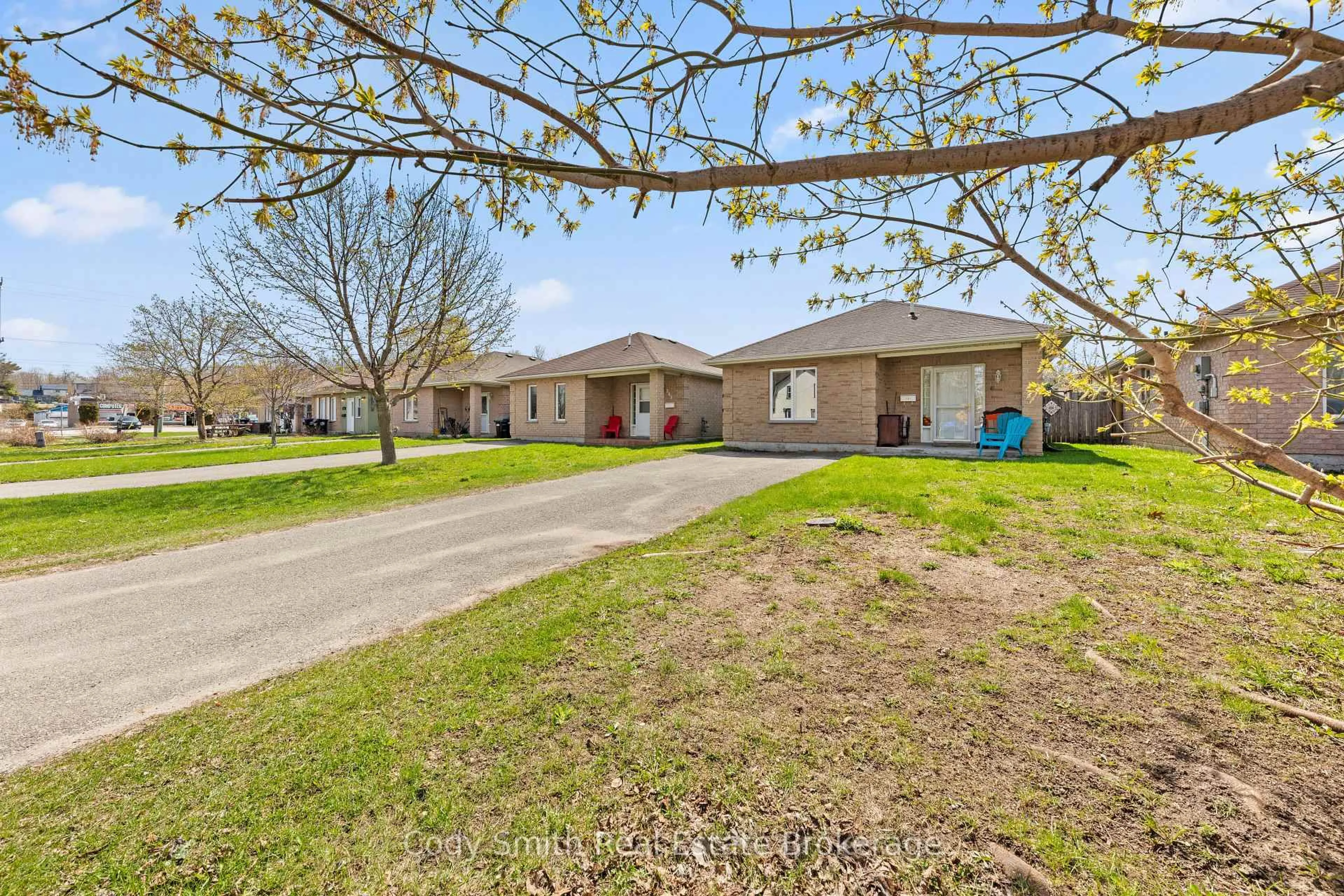 A pic from outside/outdoor area/front of a property/back of a property/a pic from drone, street for 247 Yonge St, Midland Ontario L4R 2B1