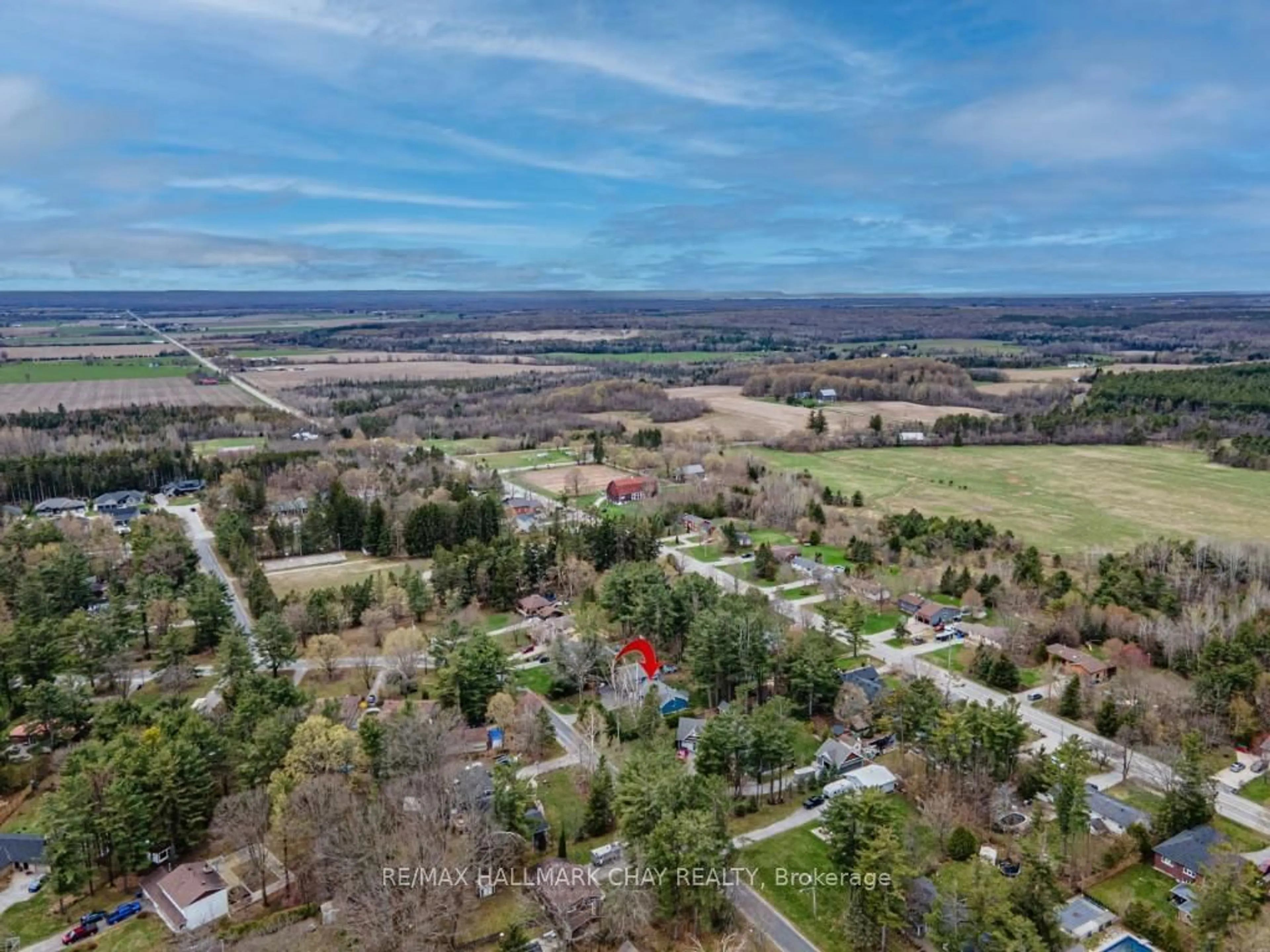 A pic from outside/outdoor area/front of a property/back of a property/a pic from drone, mountain view for 18 Lawrence Ave, Springwater Ontario L9X 0W3