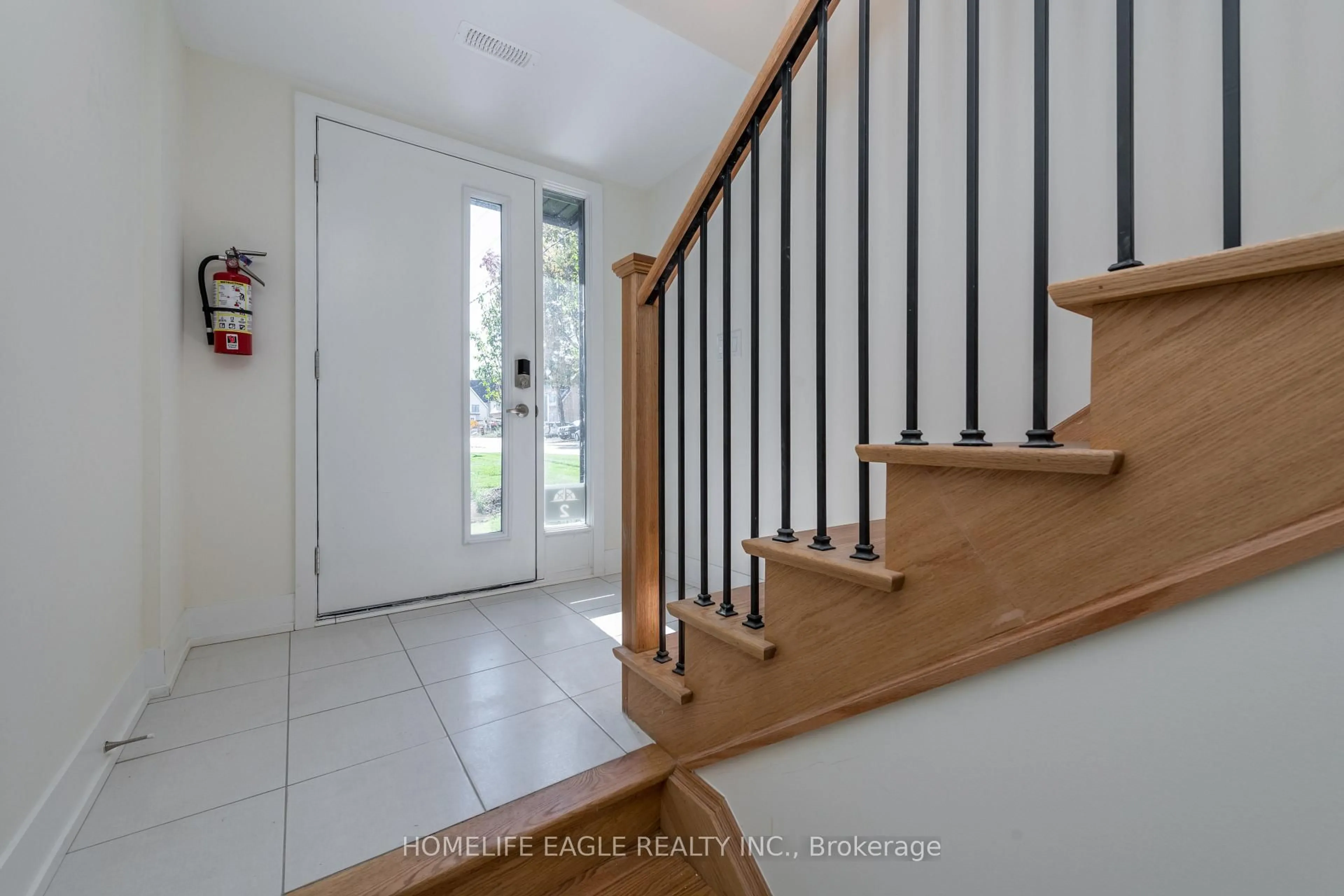 Indoor entryway for 2 Mariner's Pier Way, Orillia Ontario L3V 8P4