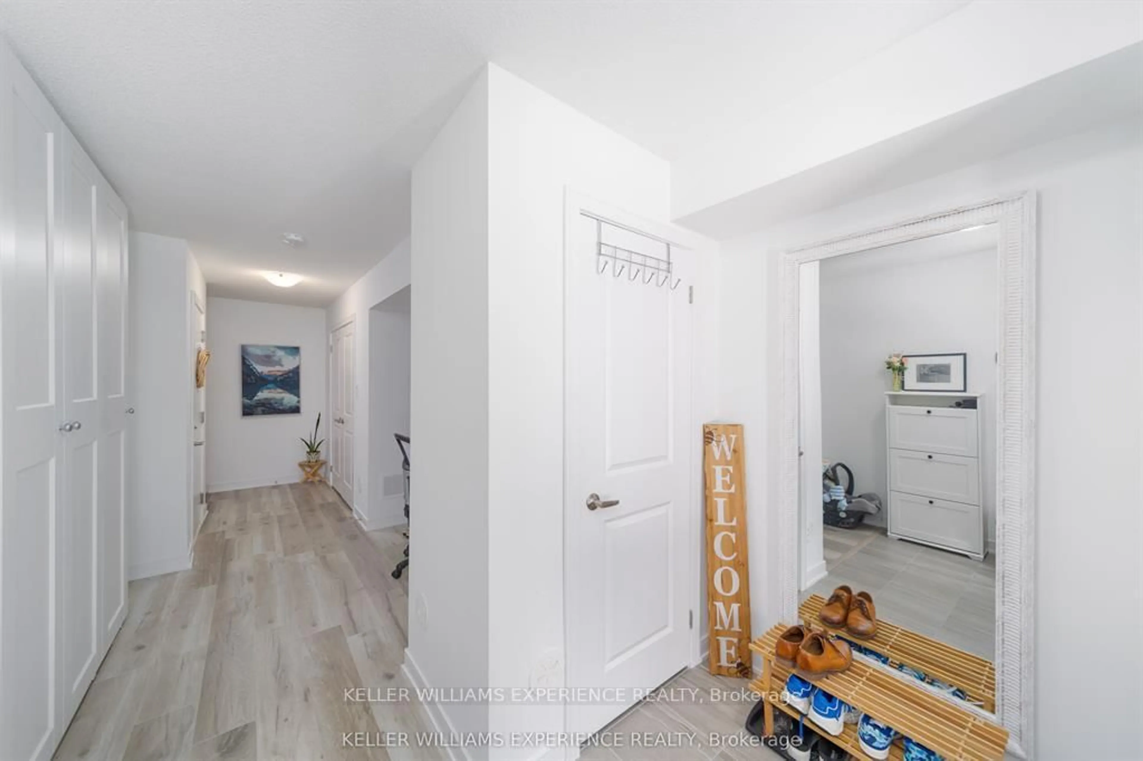 Indoor entryway for 22 Red Maple Lane, Barrie Ontario L9J 0N4