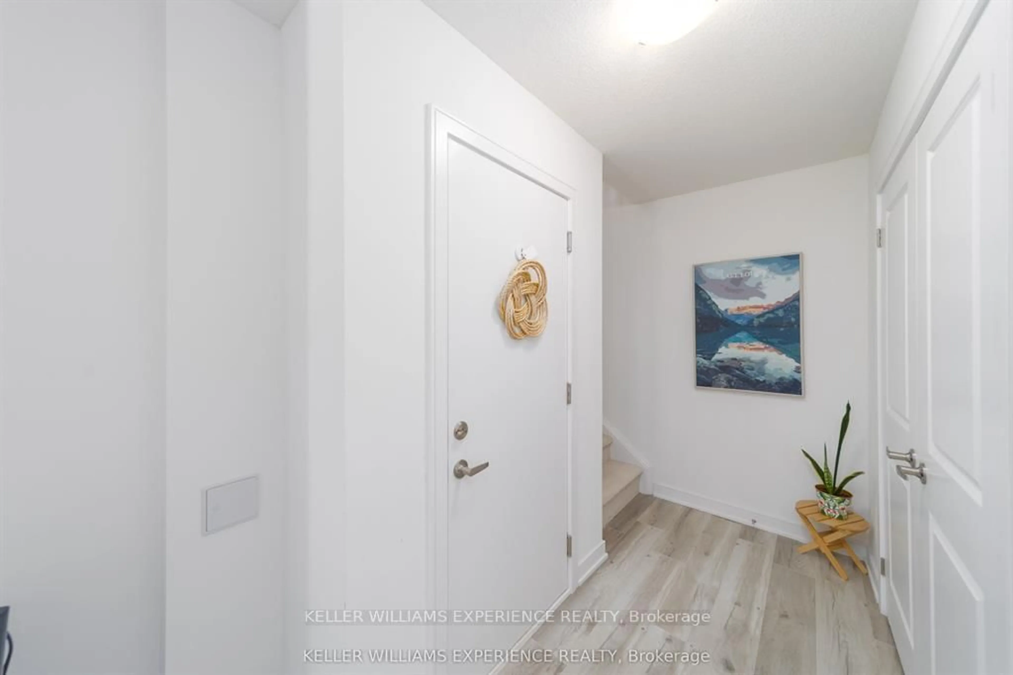 Indoor entryway for 22 Red Maple Lane, Barrie Ontario L9J 0N4