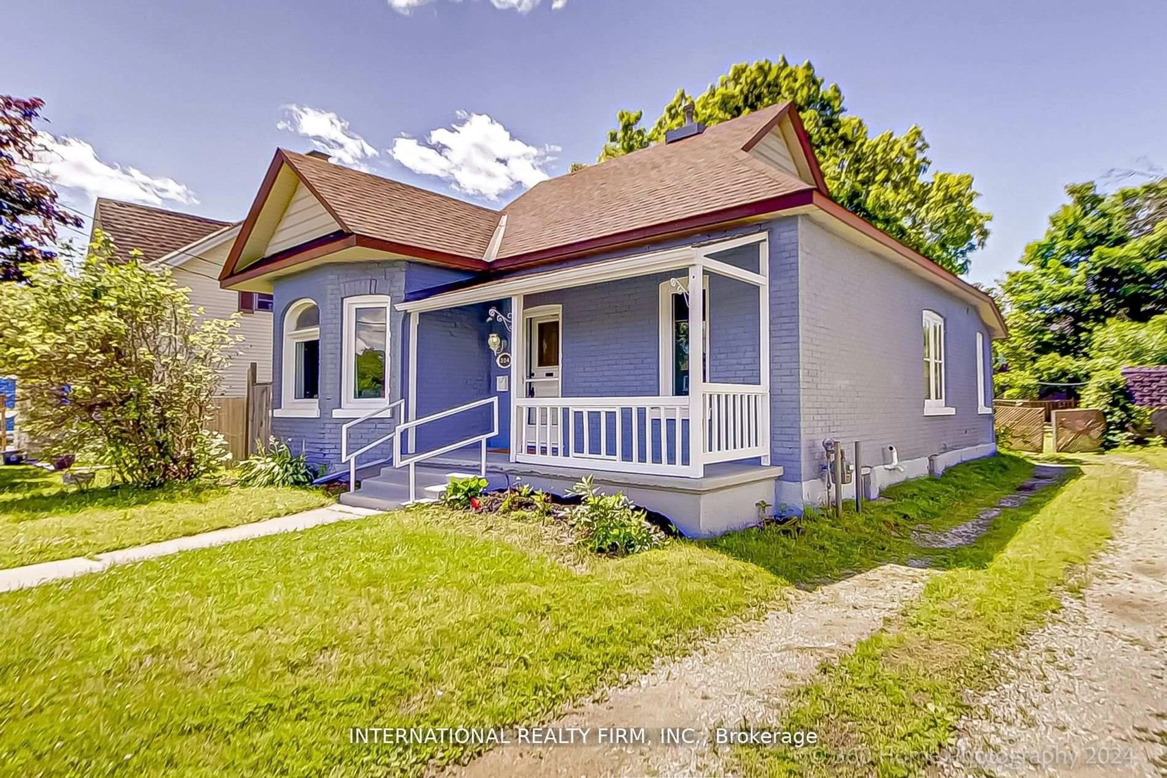 Home with vinyl exterior material, street for 304 Innisfil St, Barrie Ontario L4N 3G3