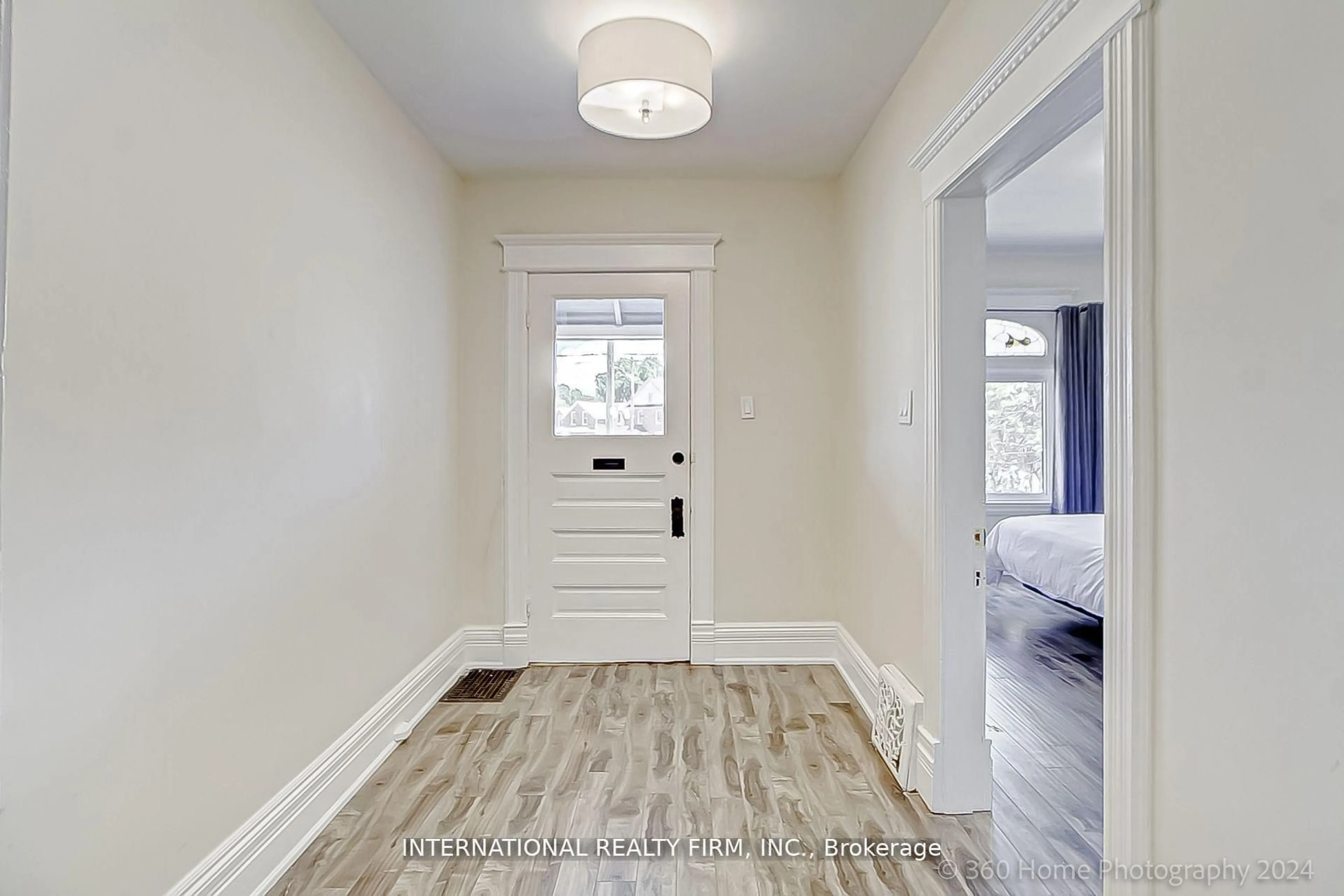 Indoor entryway for 304 Innisfil St, Barrie Ontario L4N 3G3