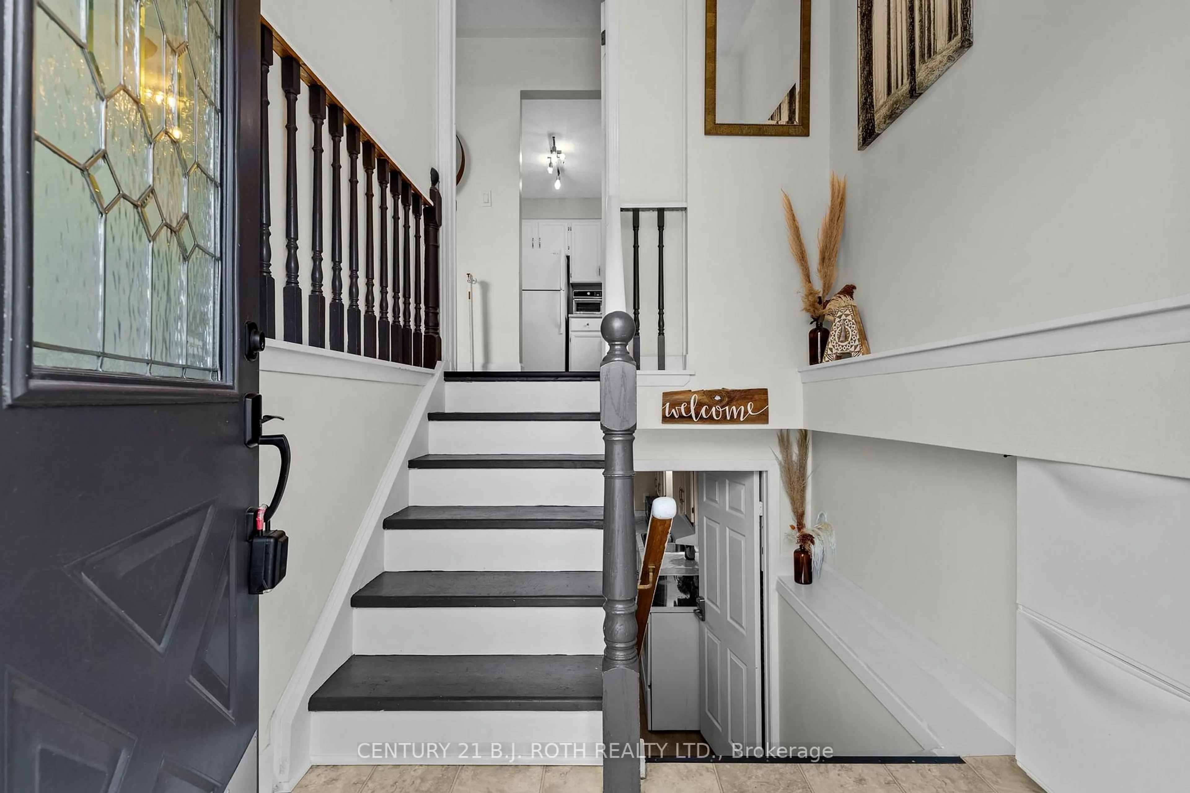 Indoor entryway for 197 Westmount Dr, Orillia Ontario L3V 6E5