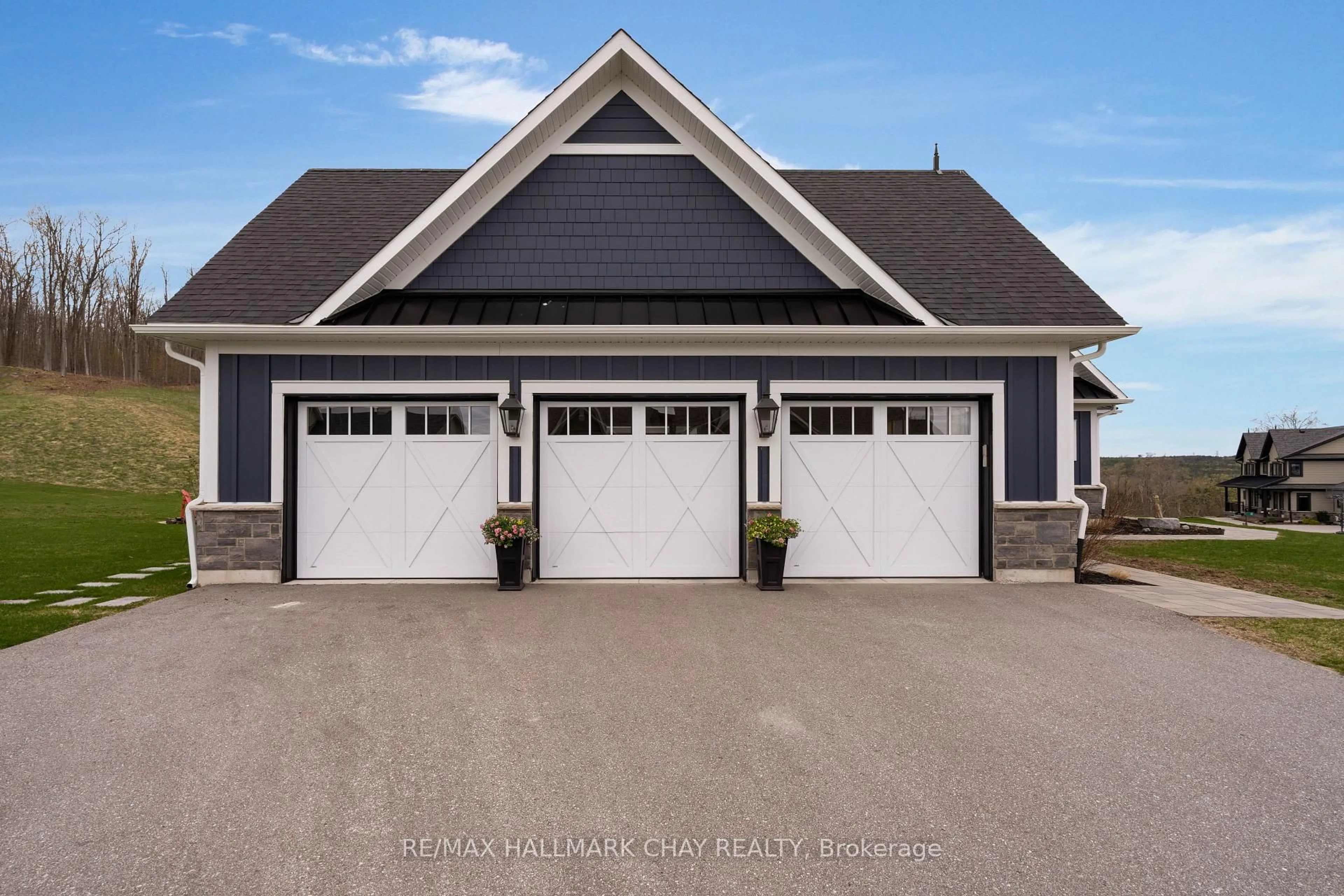 Indoor garage for 41 Thoroughbred Dr, Oro-Medonte Ontario L0K 1E0