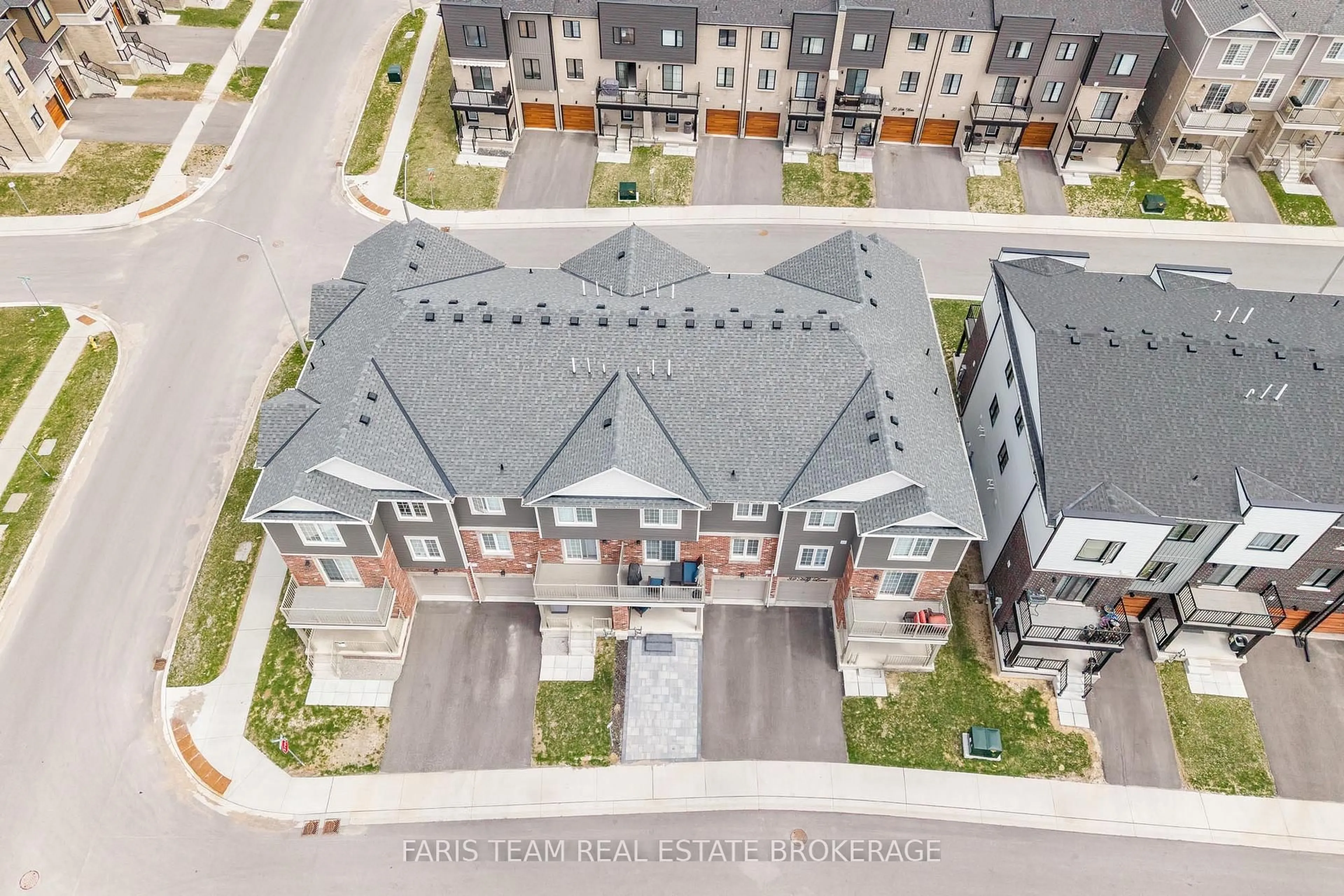 A pic from outside/outdoor area/front of a property/back of a property/a pic from drone, unknown for 34 Hay Lane, Barrie Ontario L9J 0V5