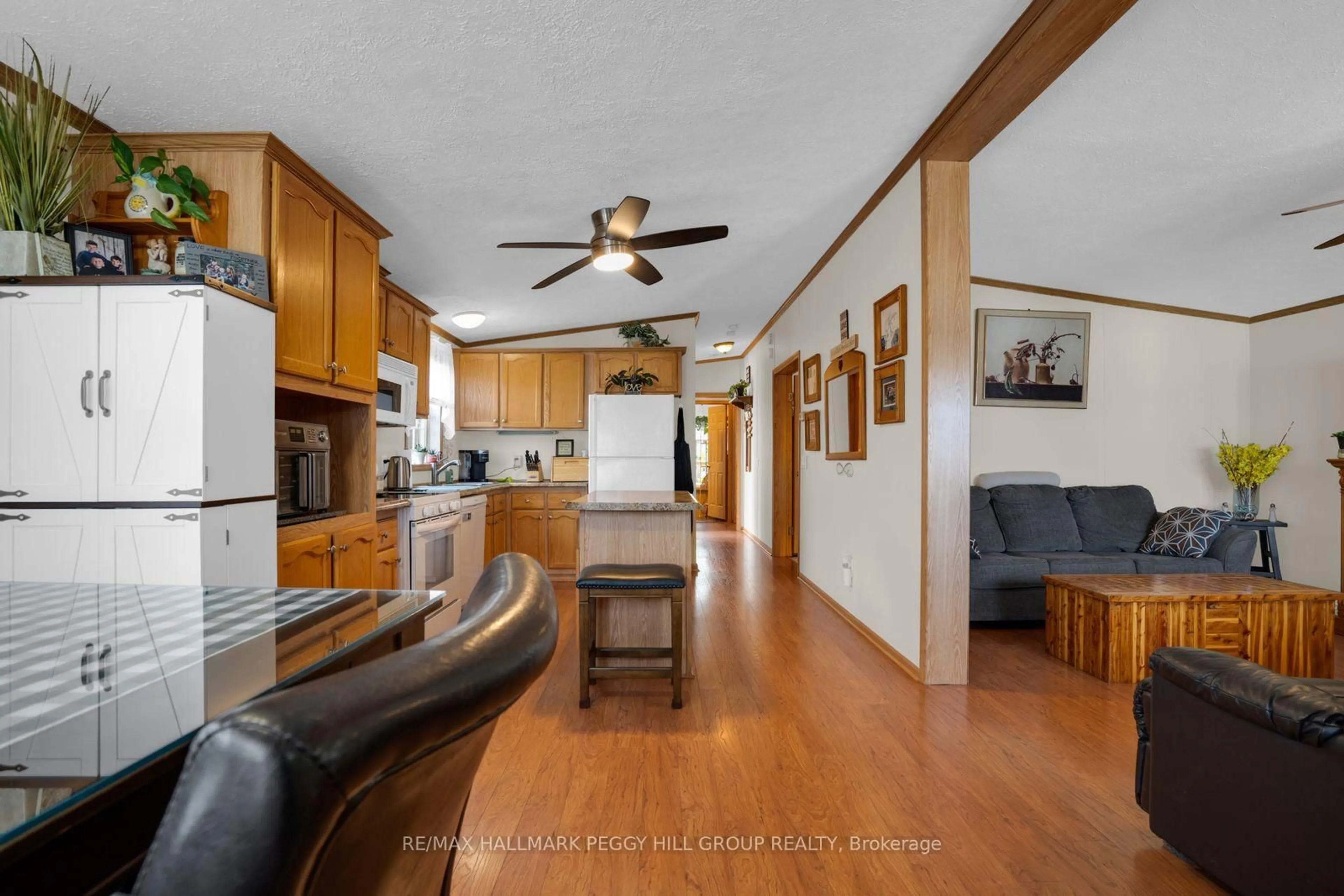 Open concept kitchen, unknown for 1435 Fox Rd, Severn Ontario L3V 0V4