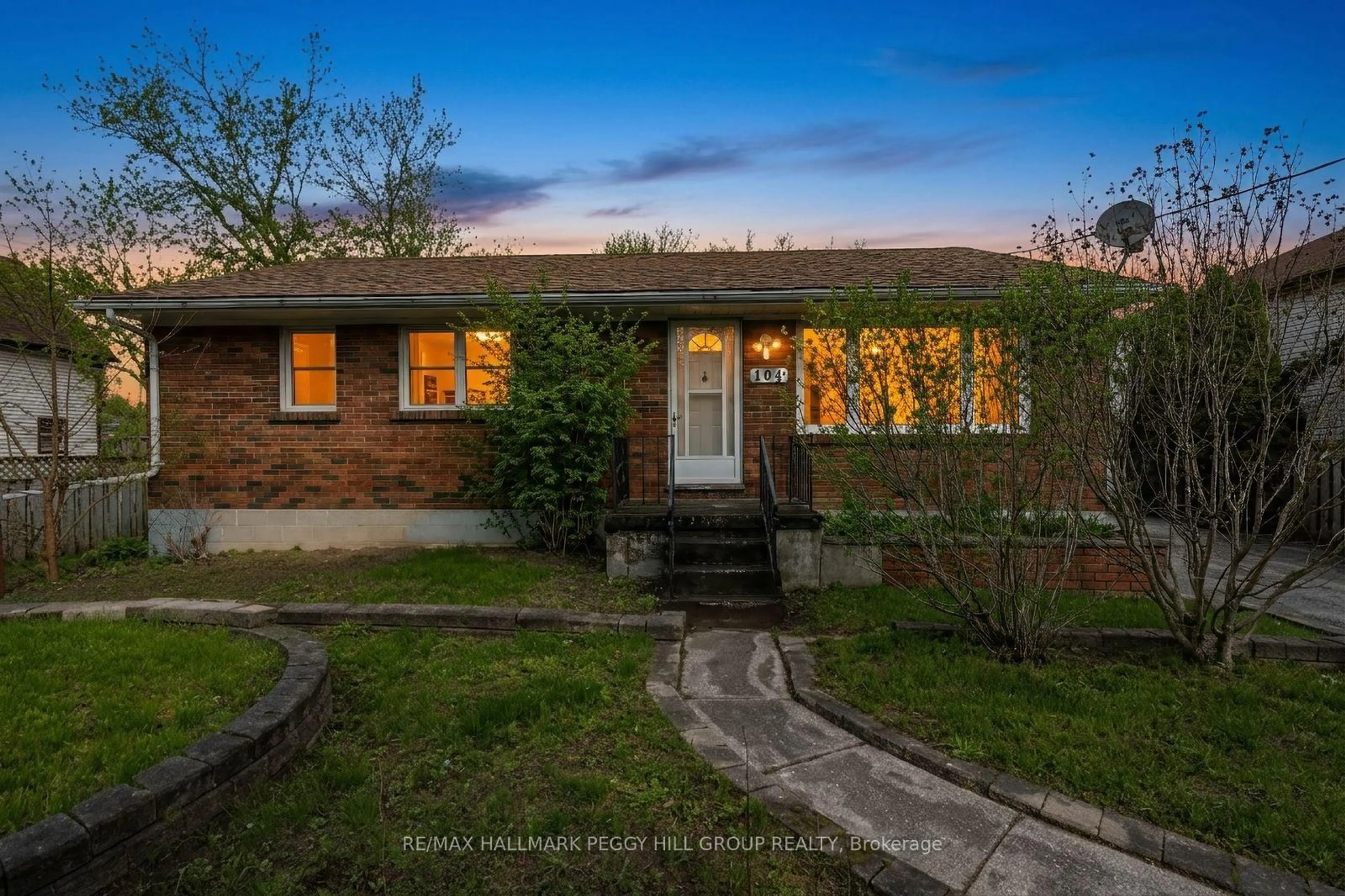 A pic from outside/outdoor area/front of a property/back of a property/a pic from drone, street for 104 Henry St, Barrie Ontario L4N 1C8