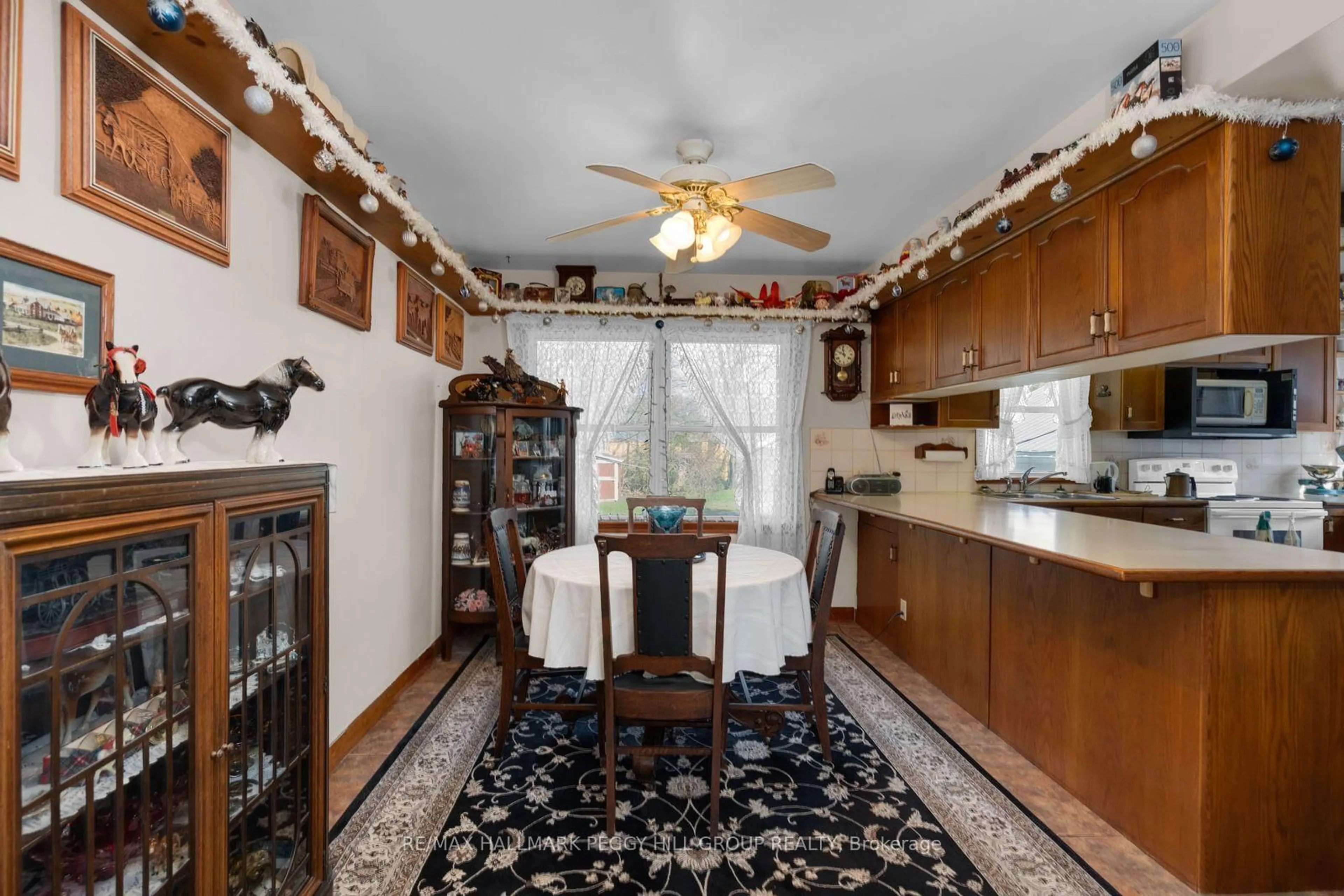 Dining room, unknown for 104 Henry St, Barrie Ontario L4N 1C8
