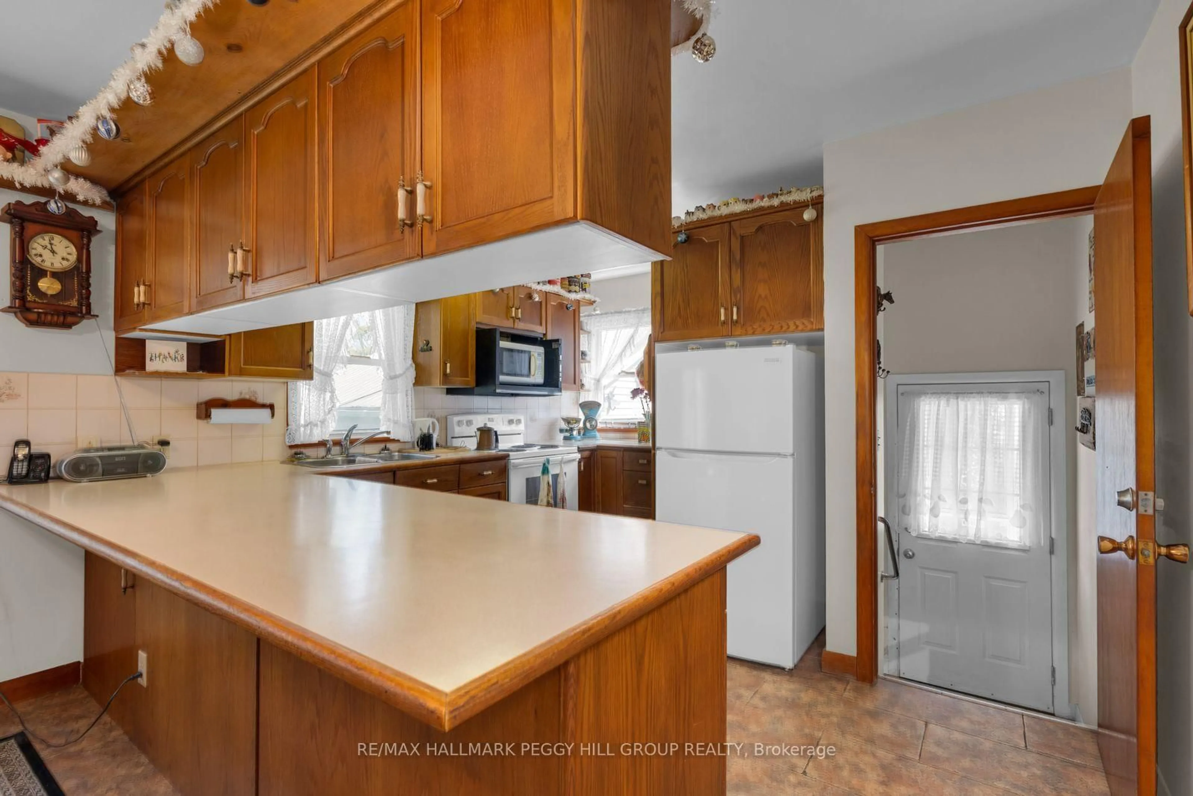 Standard kitchen, unknown for 104 Henry St, Barrie Ontario L4N 1C8