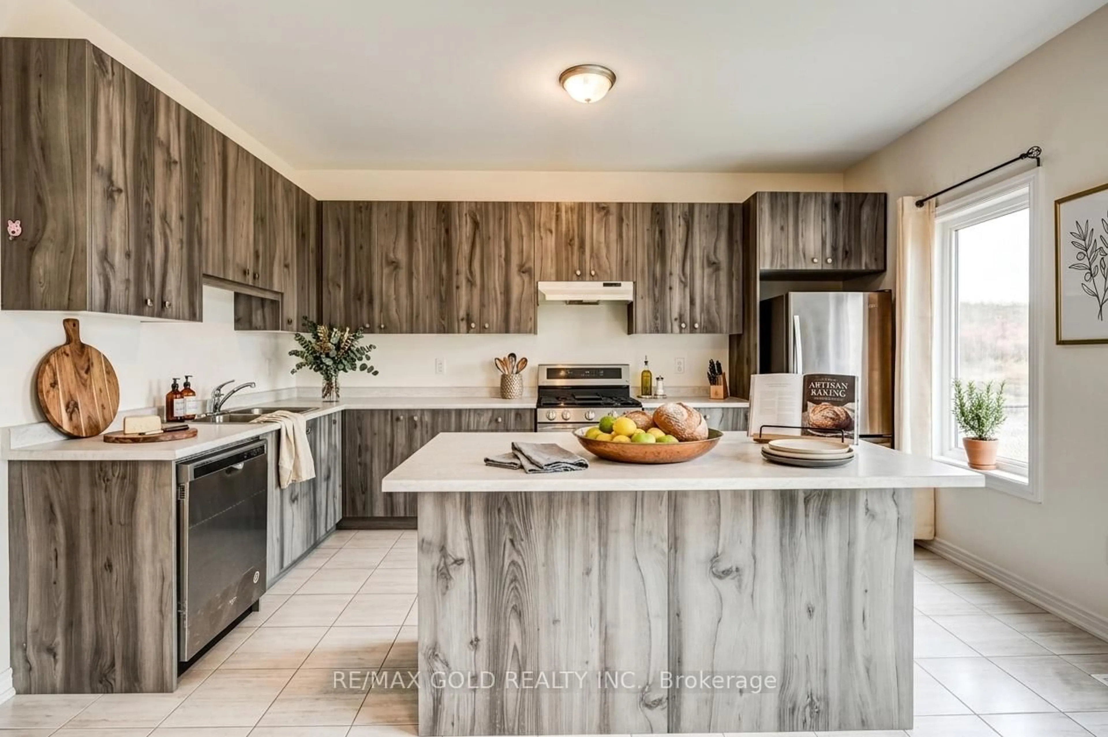 Contemporary kitchen, unknown for 84 Atlantis Dr, Orillia Ontario L3V 8L4