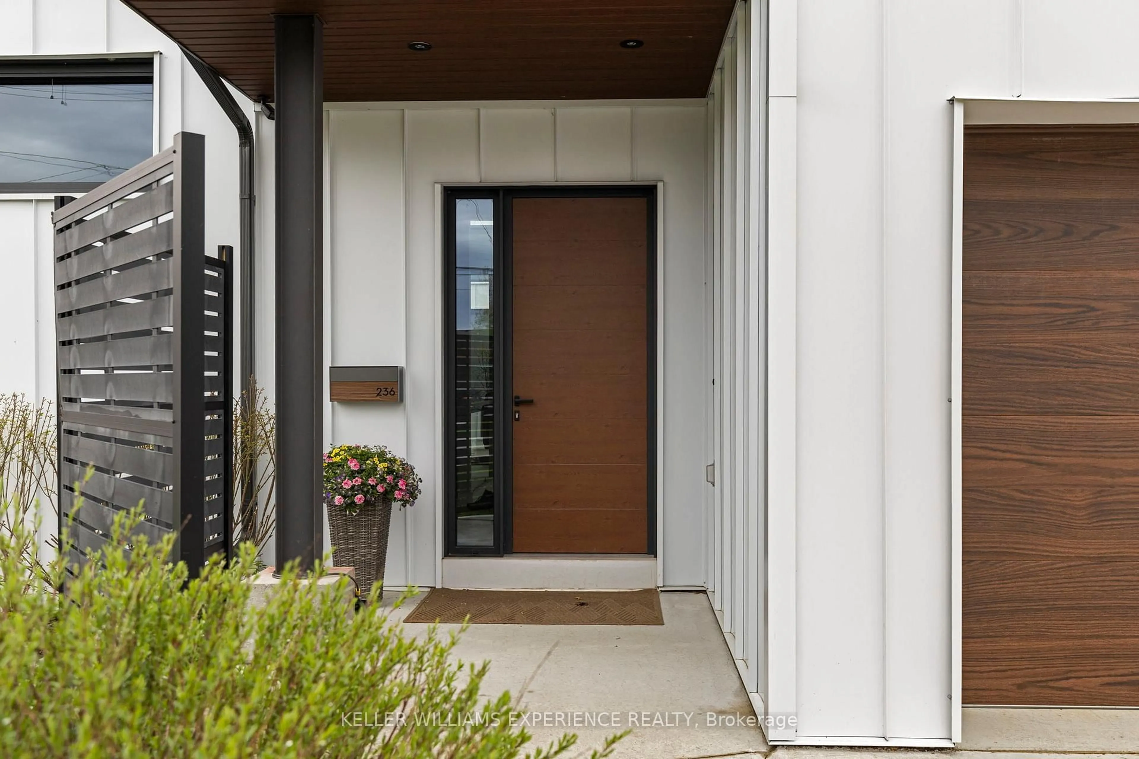 Indoor entryway for 236 Cox Mill Rd, Barrie Ontario L4N 4G5