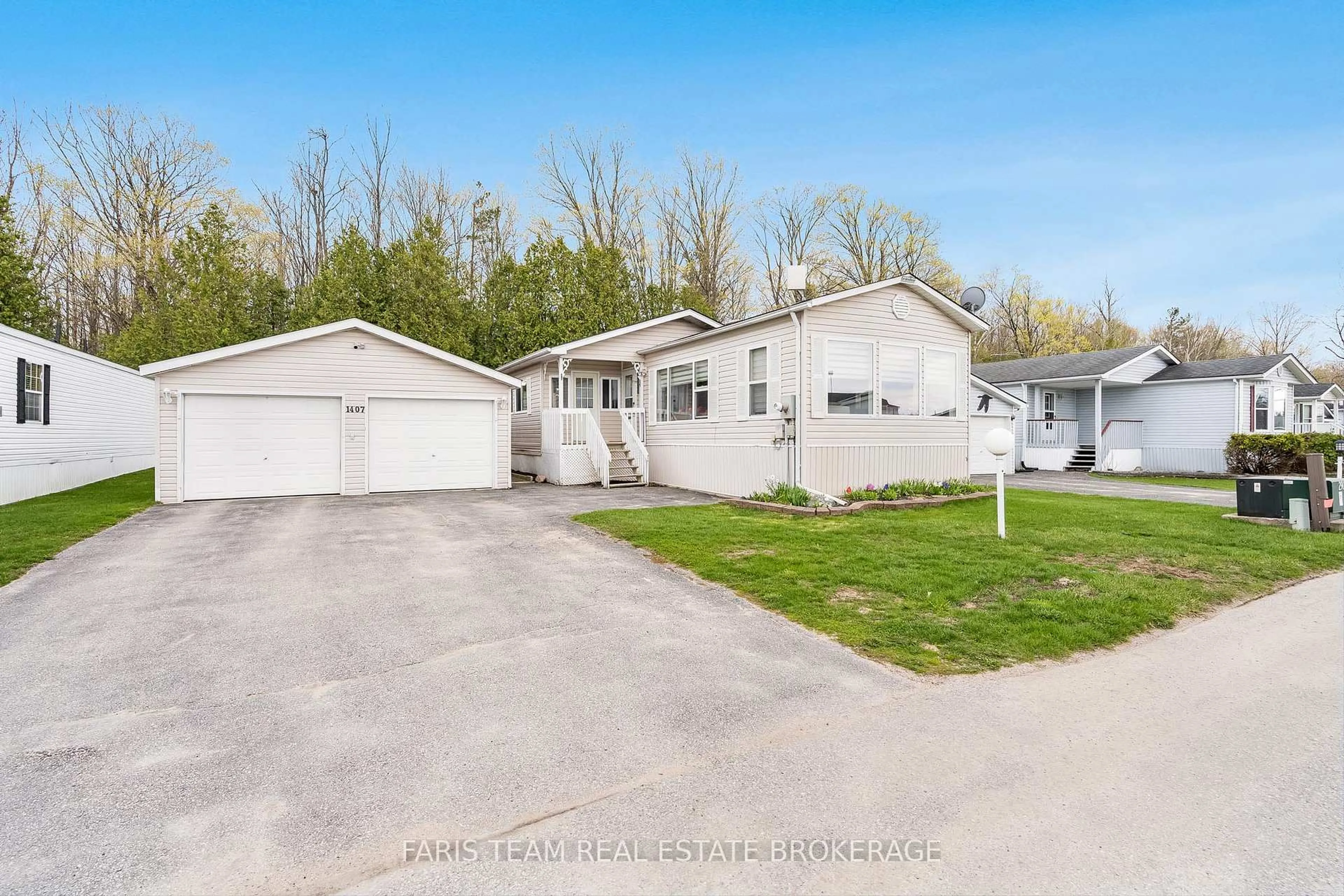 A pic from outside/outdoor area/front of a property/back of a property/a pic from drone, street for 1407 Fox Rd, Severn Ontario L3V 0V4