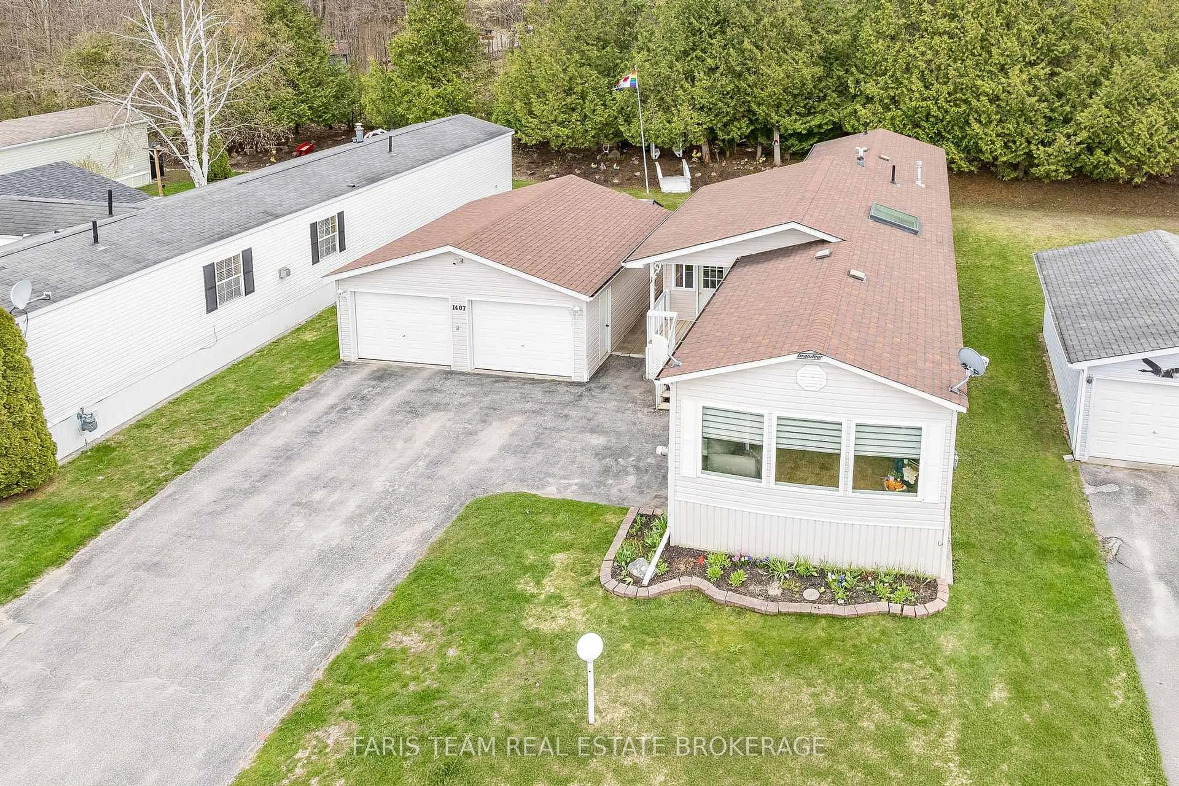 A pic from outside/outdoor area/front of a property/back of a property/a pic from drone, street for 1407 Fox Rd, Severn Ontario L3V 0V4