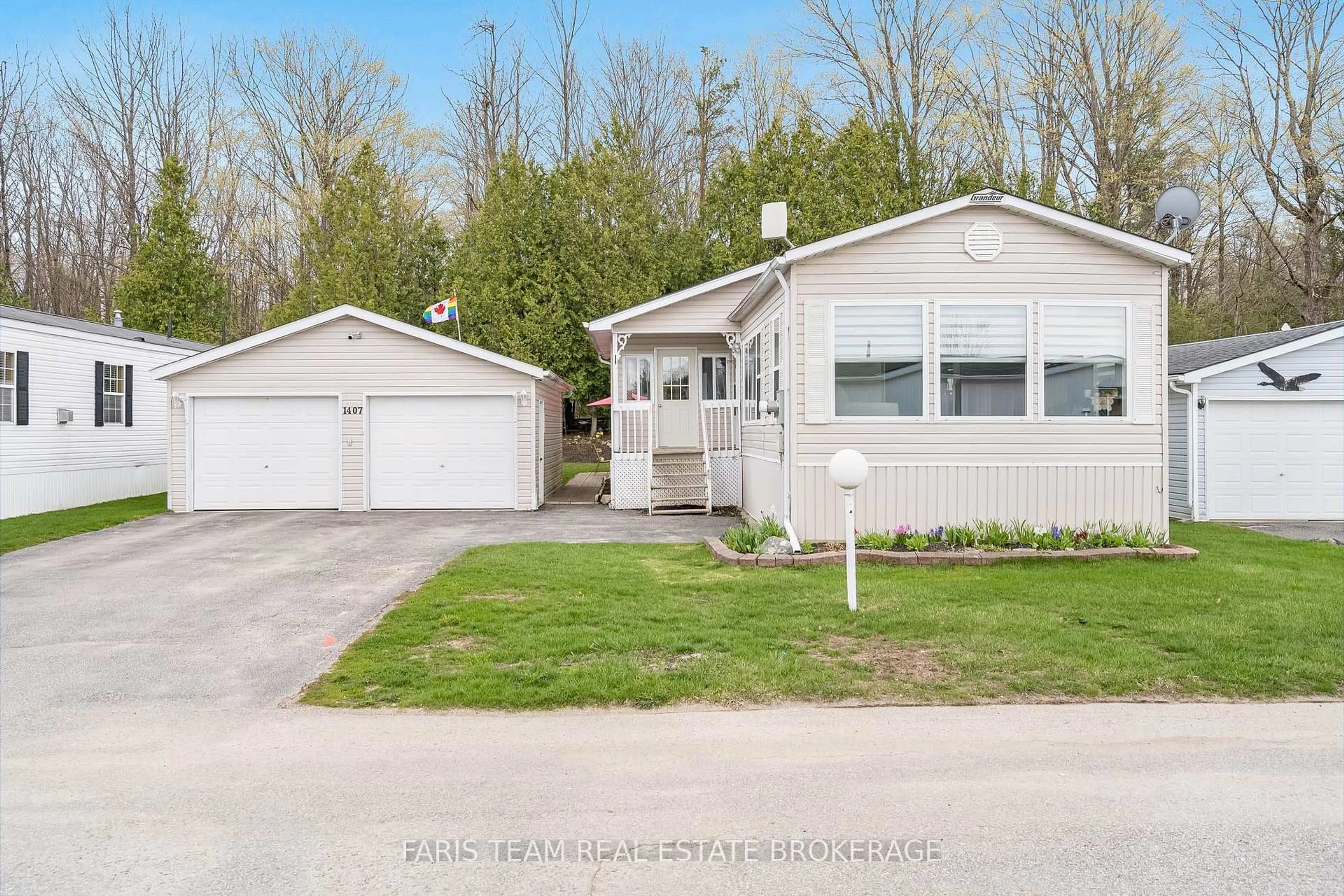 Home with vinyl exterior material, street for 1407 Fox Rd, Severn Ontario L3V 0V4
