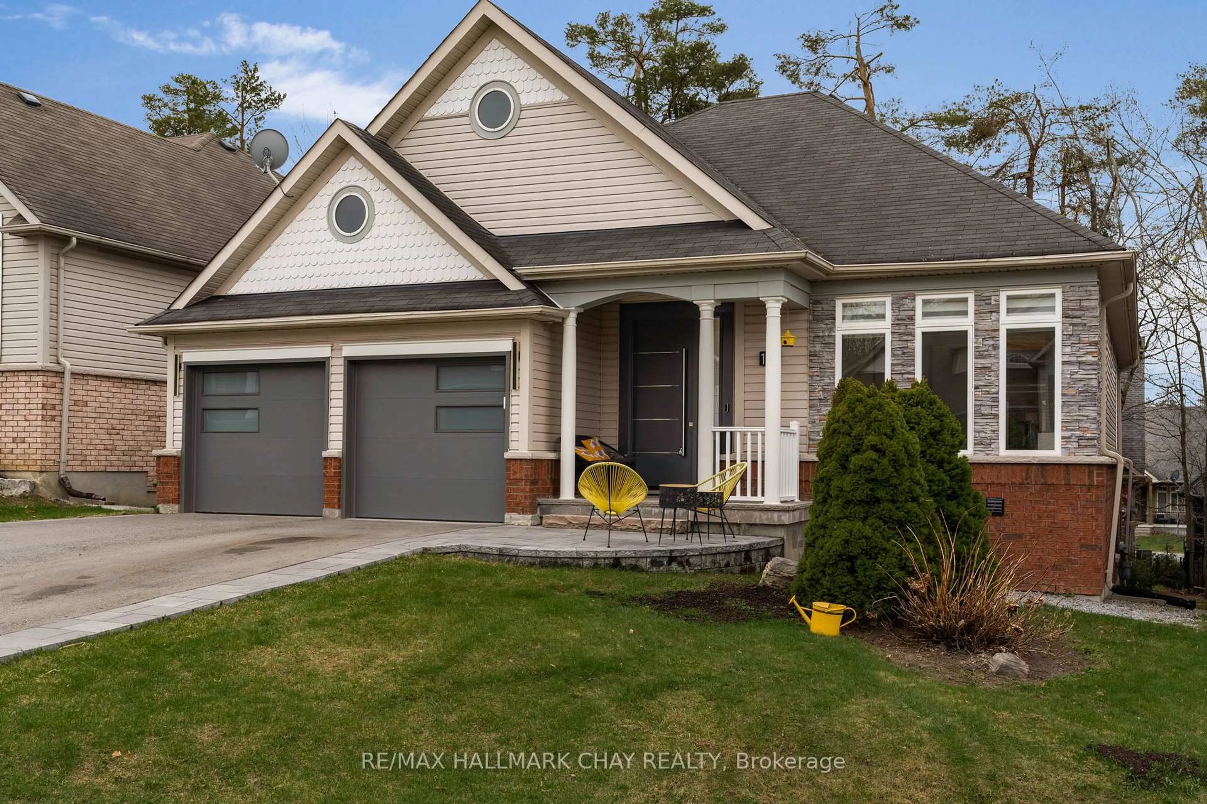 Home with vinyl exterior material, street for 16 Oakmont Ave, Oro-Medonte Ontario L0L 2L0