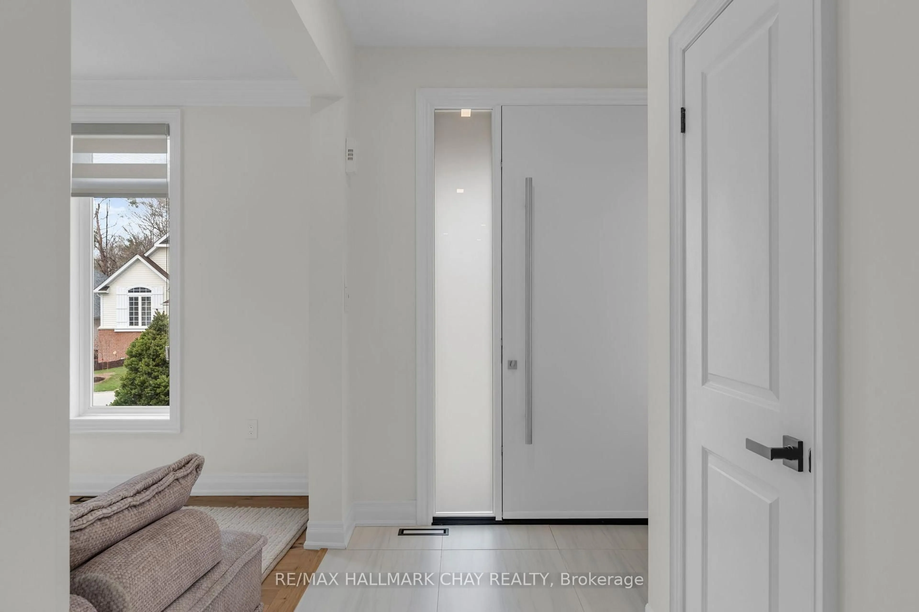 Indoor entryway for 16 Oakmont Ave, Oro-Medonte Ontario L0L 2L0
