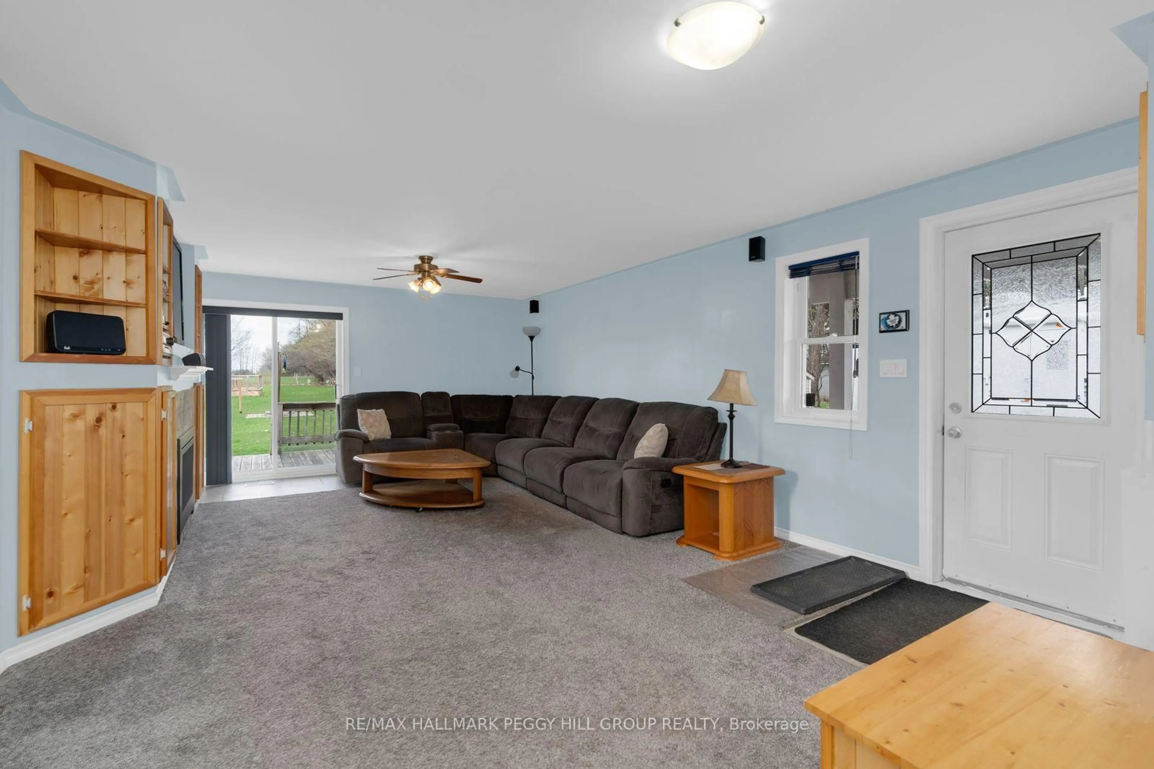 Living room with furniture, unknown for 6461 4 Line, Oro-Medonte Ontario L4R 4K3