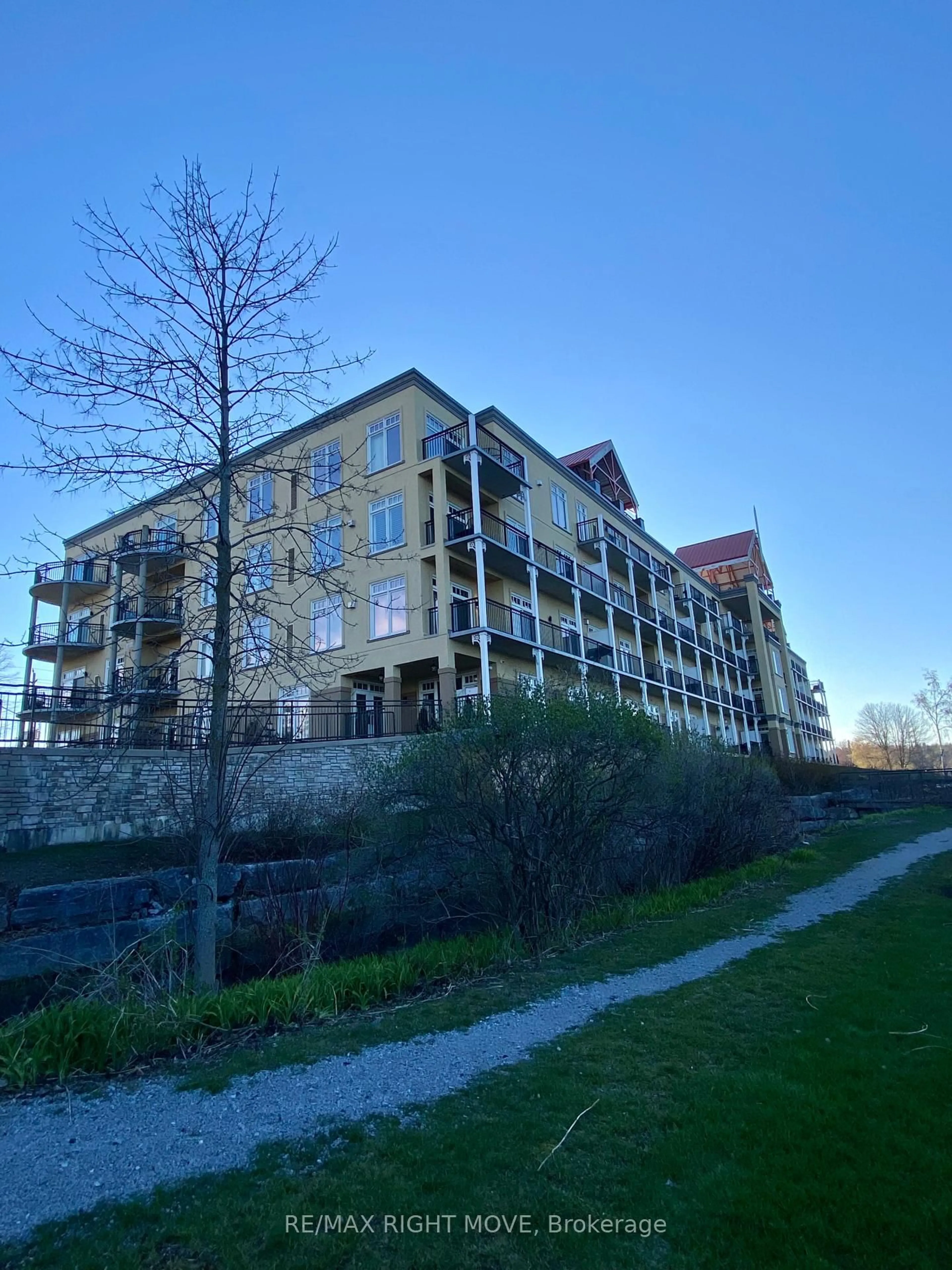 A pic from outside/outdoor area/front of a property/back of a property/a pic from drone, building for 140 Cedar Island Rd #109, Orillia Ontario L3V 1T1
