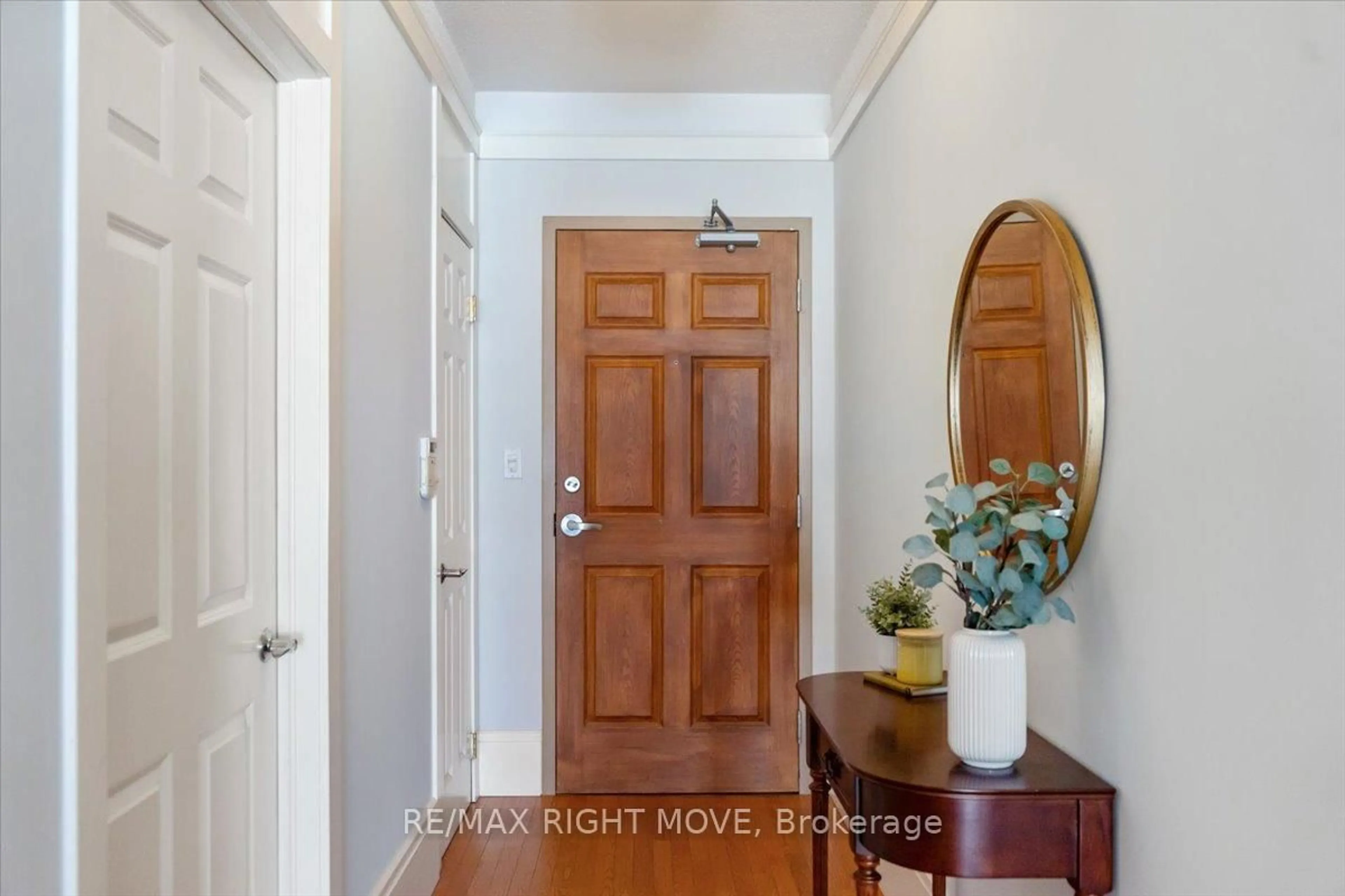 Indoor entryway for 140 Cedar Island Rd #109, Orillia Ontario L3V 1T1