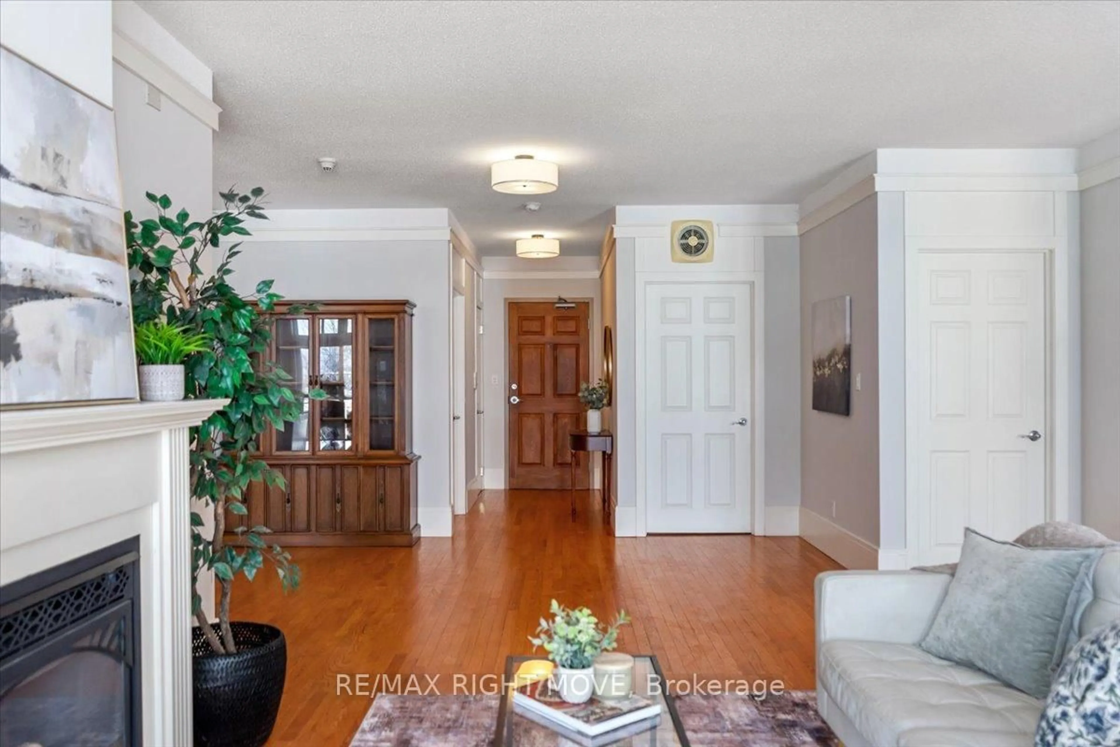 Indoor entryway for 140 Cedar Island Rd #109, Orillia Ontario L3V 1T1