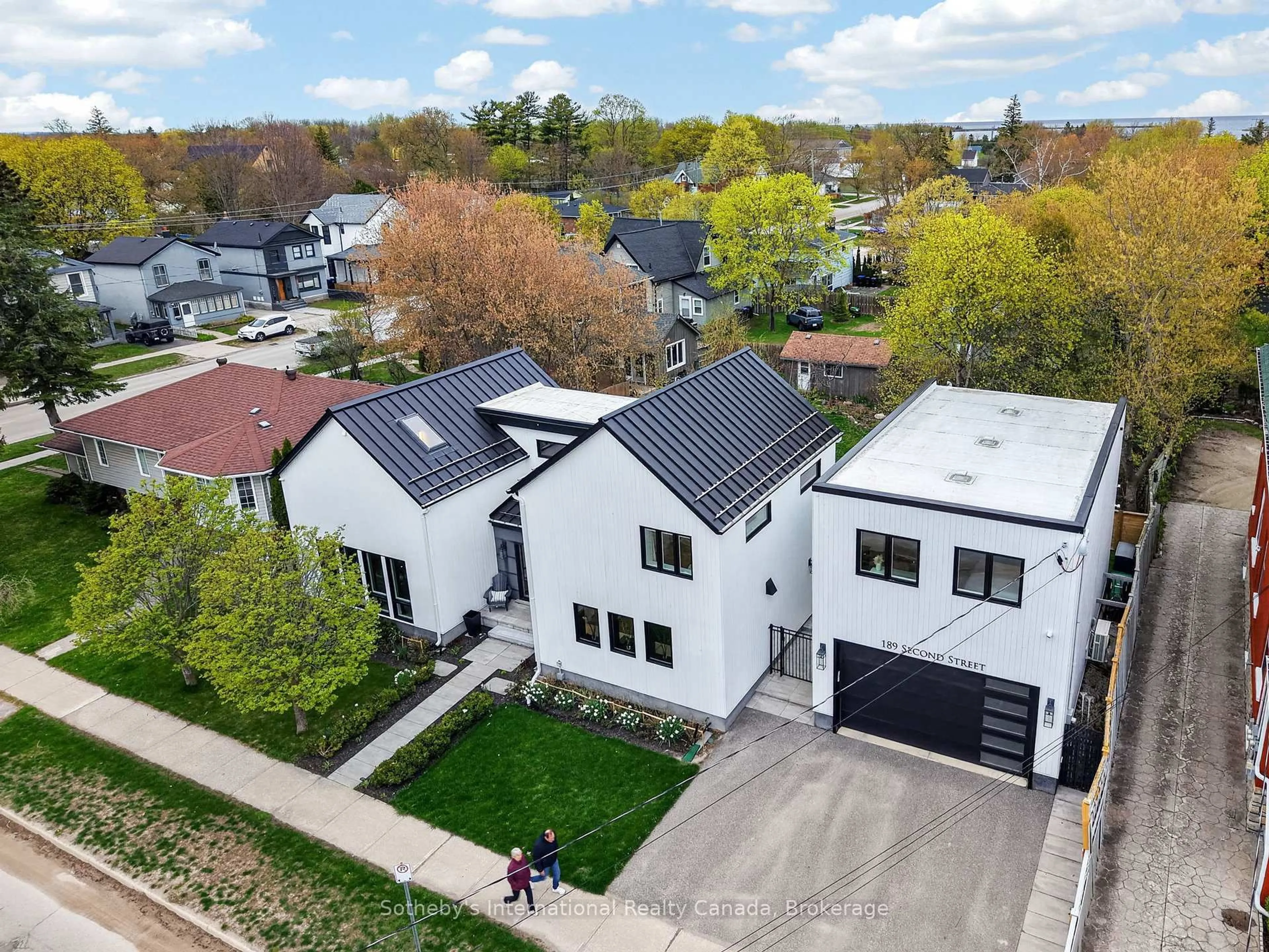 A pic from outside/outdoor area/front of a property/back of a property/a pic from drone, street for 189 Second St, Collingwood Ontario L9Y 1E9