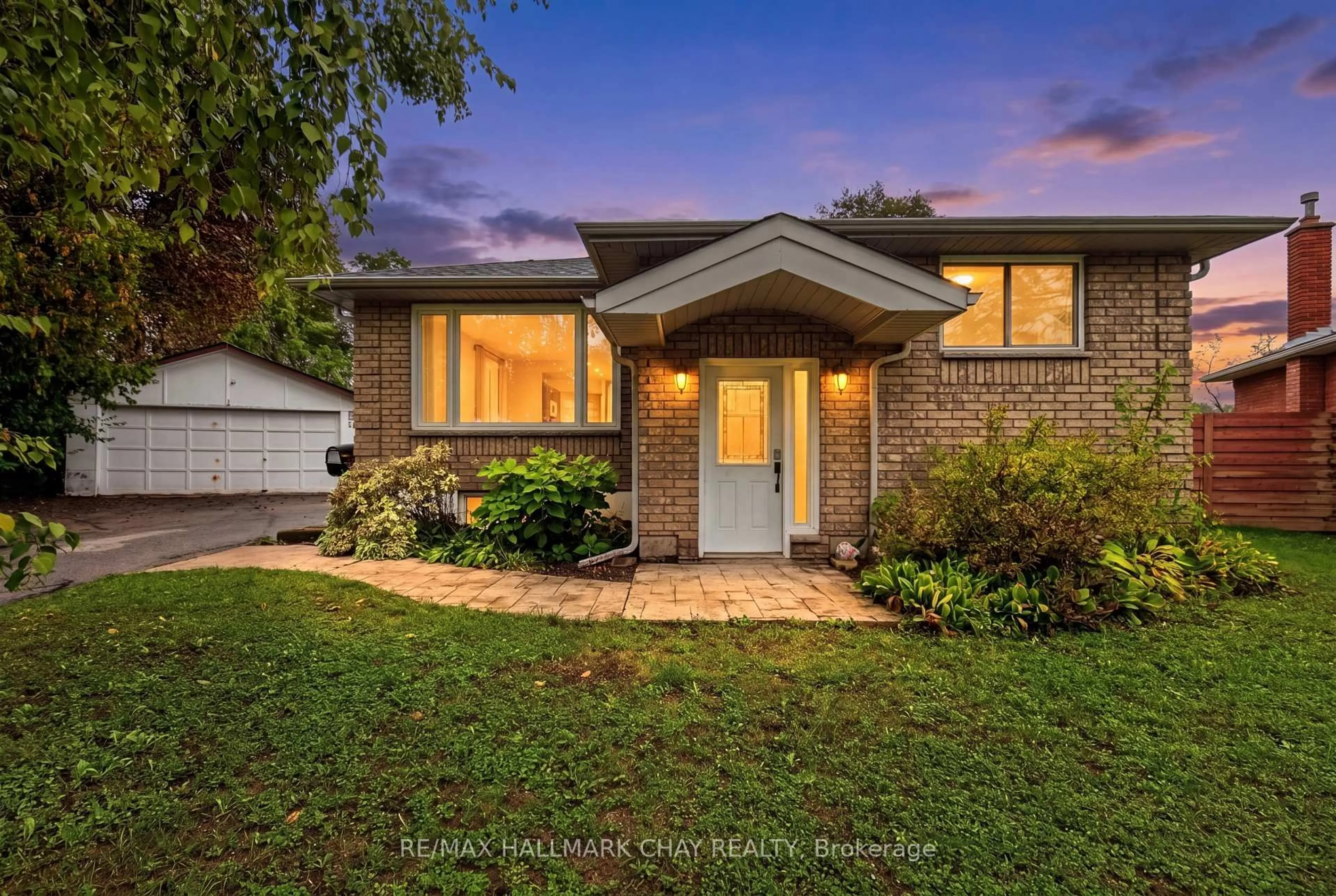 Home with brick exterior material, street for 29 Oakley Park Sq, Barrie Ontario L4M 2K2