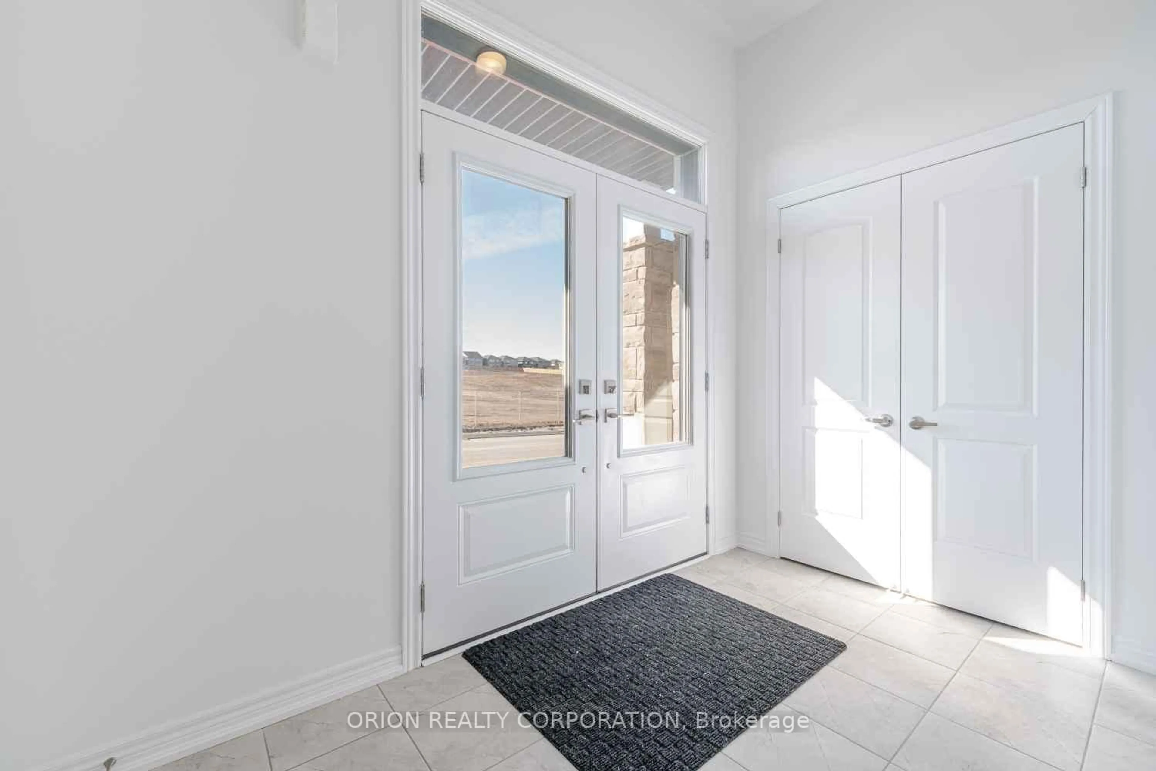 Indoor entryway for 152 Thicketwood Ave, Barrie Ontario L6J 0W8