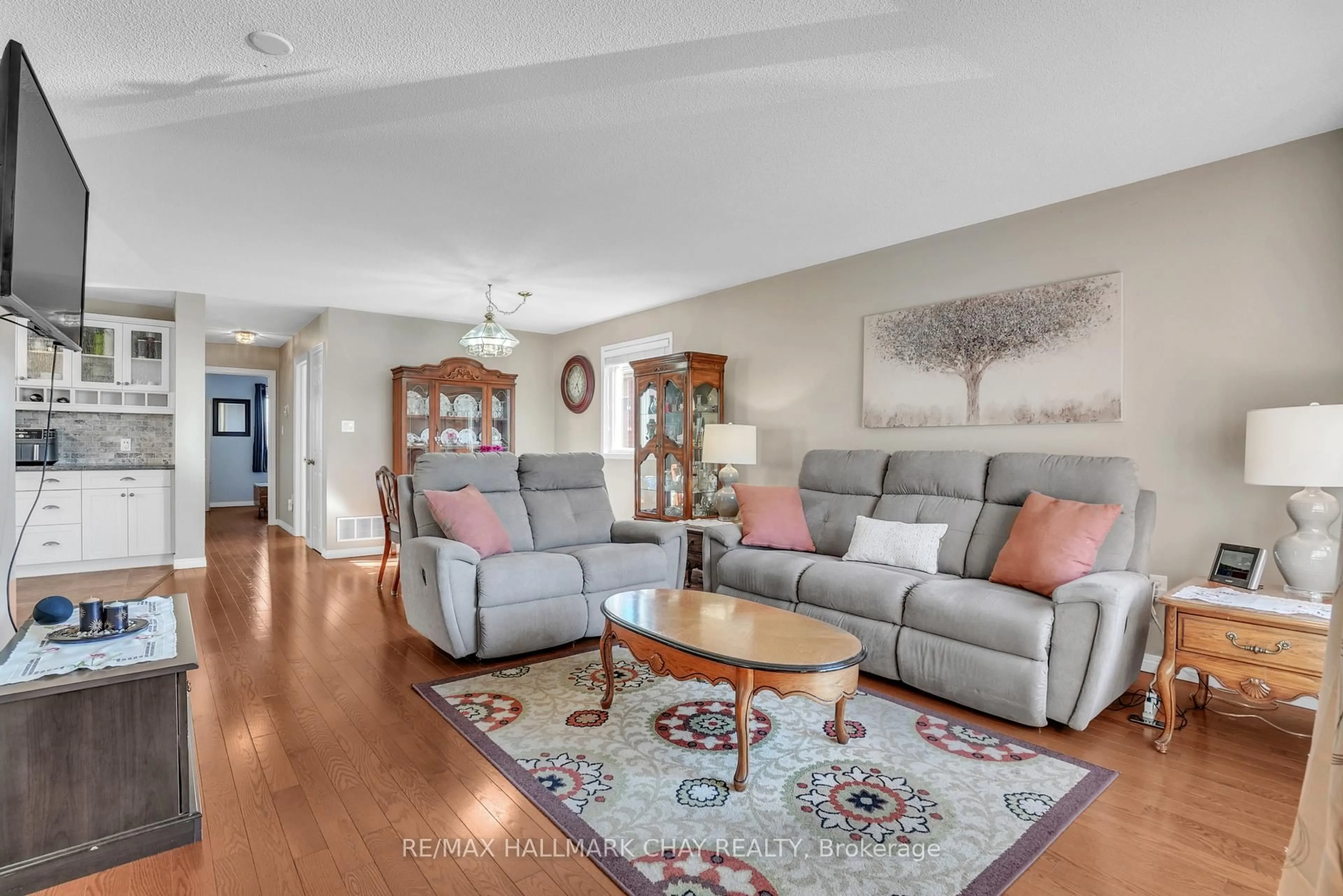 Living room with furniture, unknown for 35 Butternut Dr, Barrie Ontario L4N 0E3