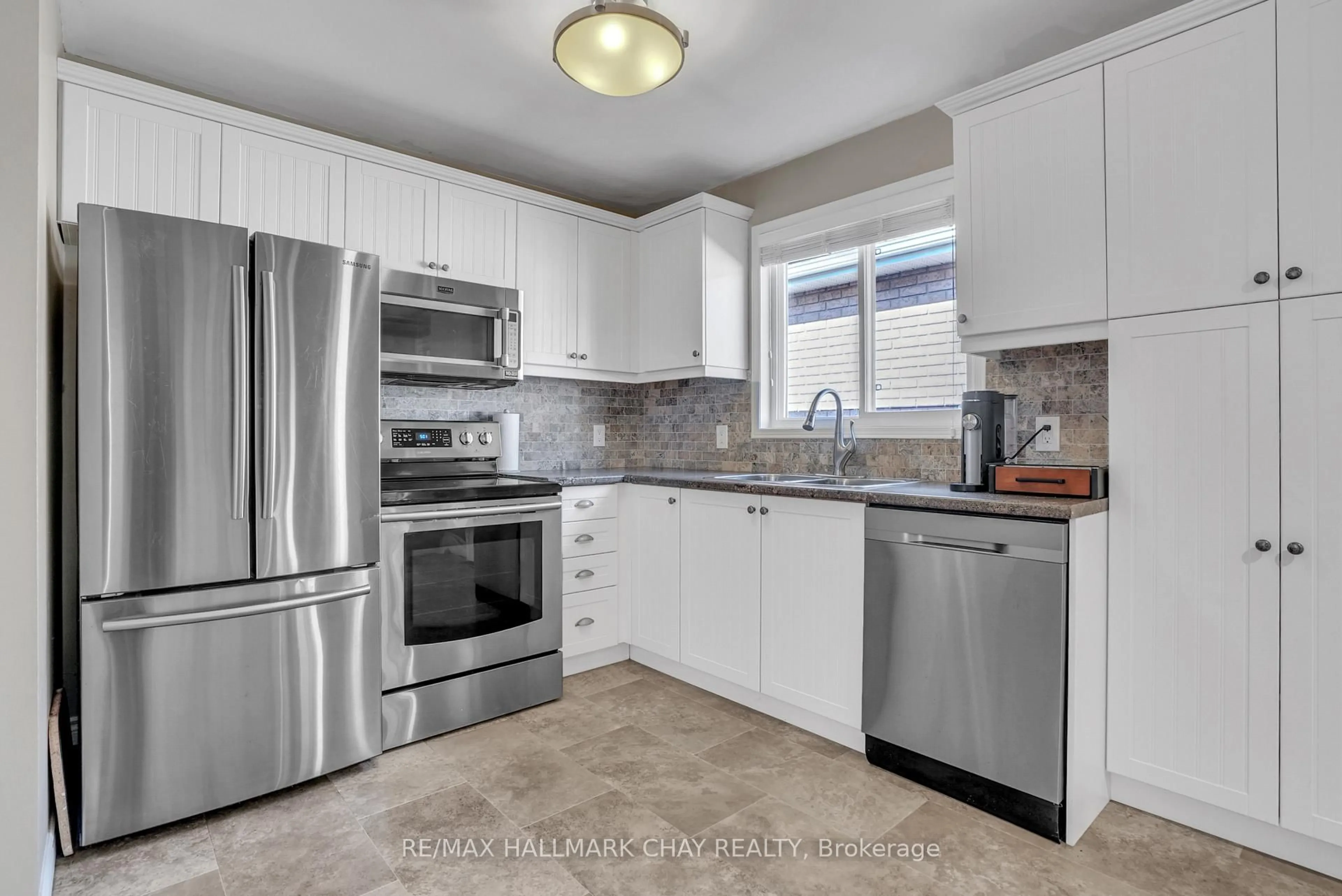 Open concept kitchen, ceramic/tile floor for 35 Butternut Dr, Barrie Ontario L4N 0E3