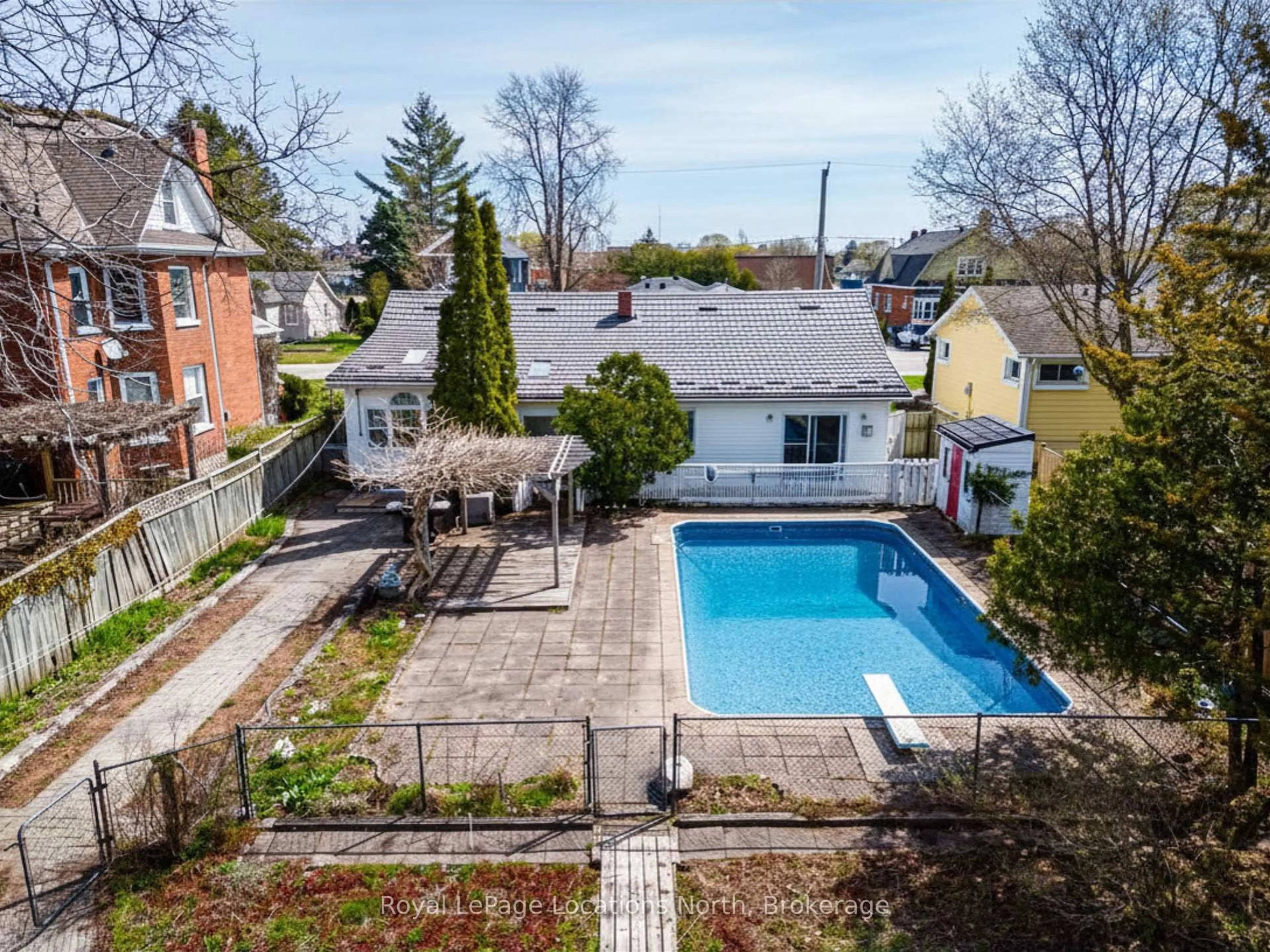 A pic from outside/outdoor area/front of a property/back of a property/a pic from drone, street for 288 Napier St, Collingwood Ontario L9Y 3T3