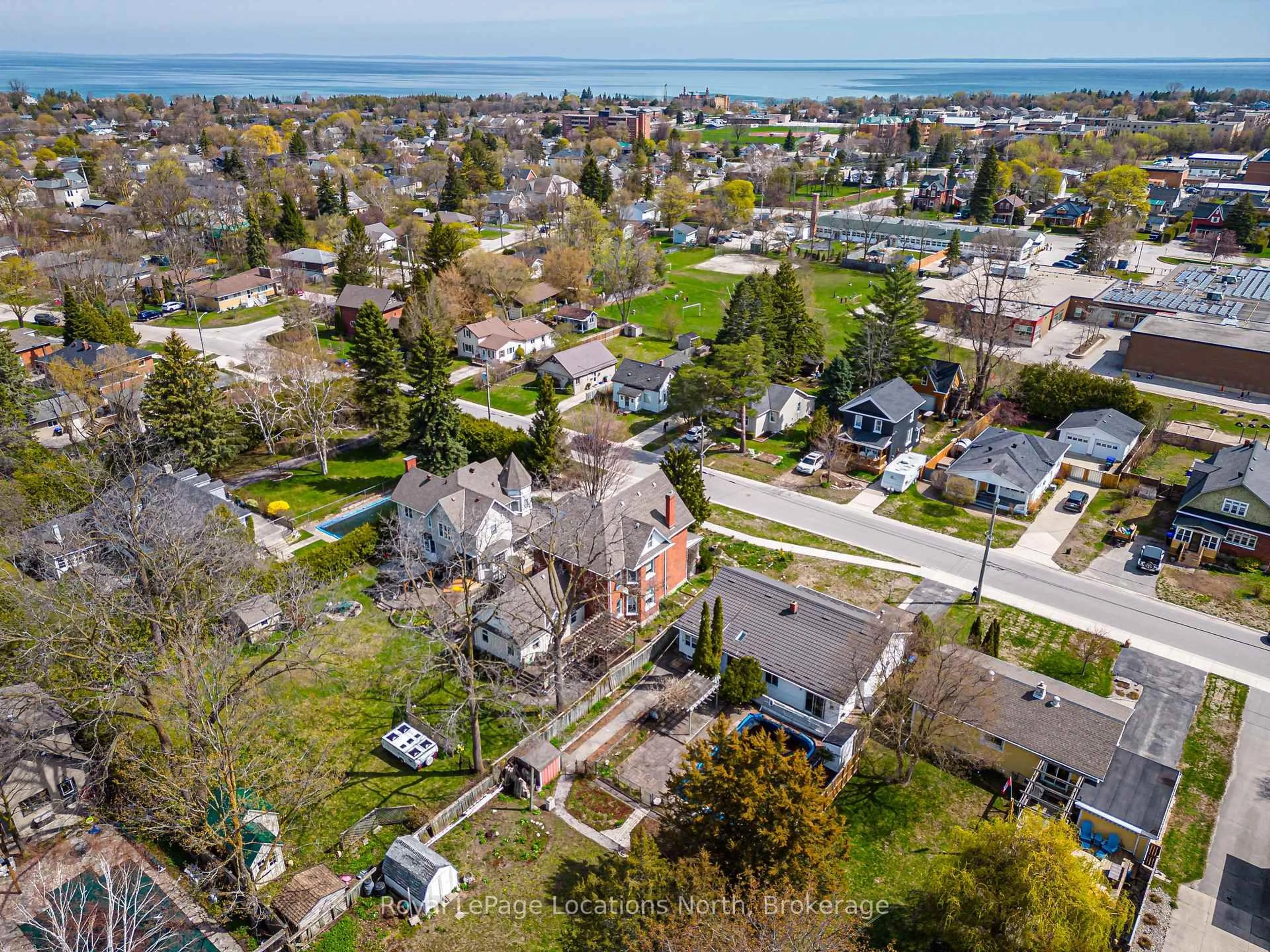 A pic from outside/outdoor area/front of a property/back of a property/a pic from drone, street for 288 Napier St, Collingwood Ontario L9Y 3T3