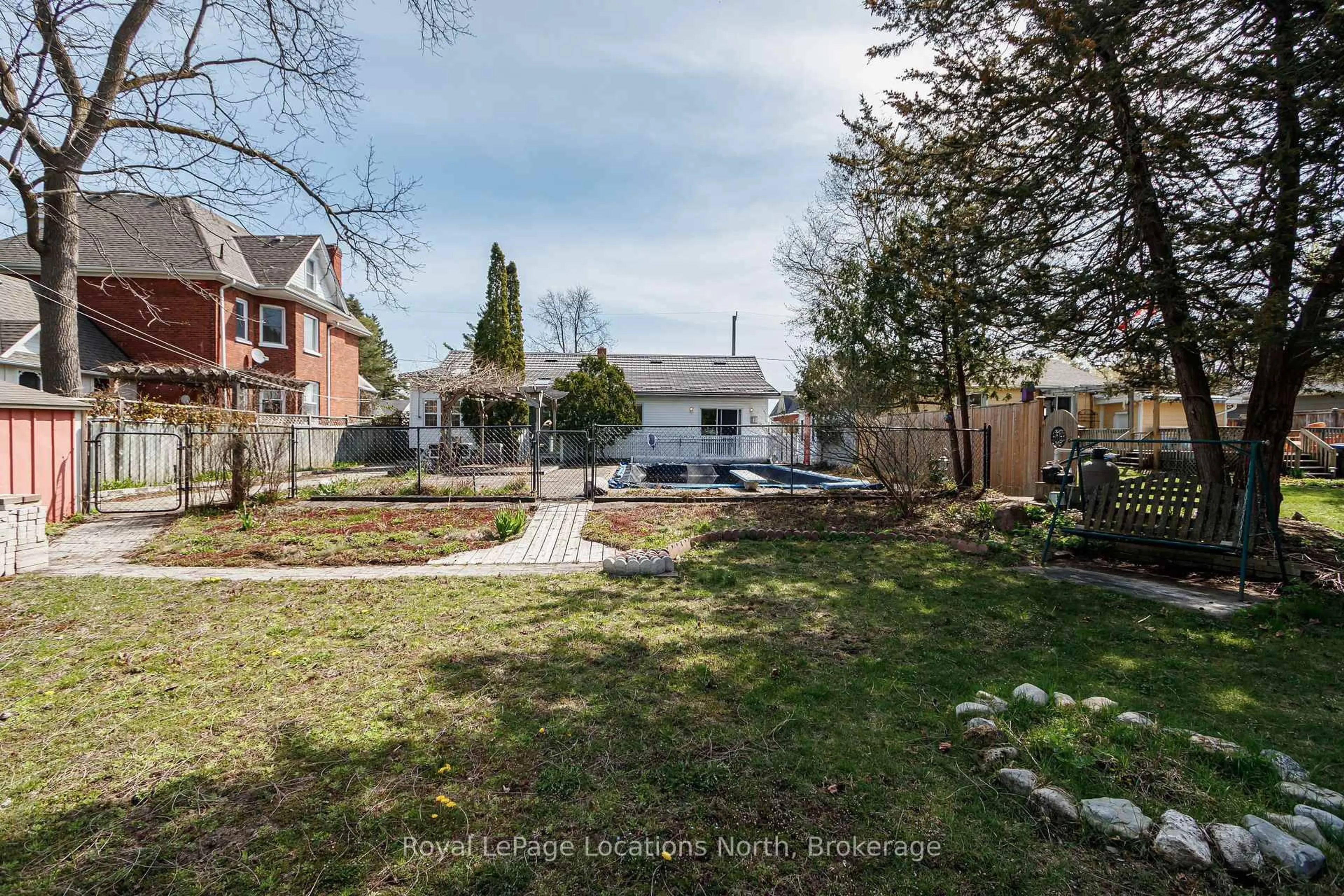 A pic from outside/outdoor area/front of a property/back of a property/a pic from drone, street for 288 Napier St, Collingwood Ontario L9Y 3T3