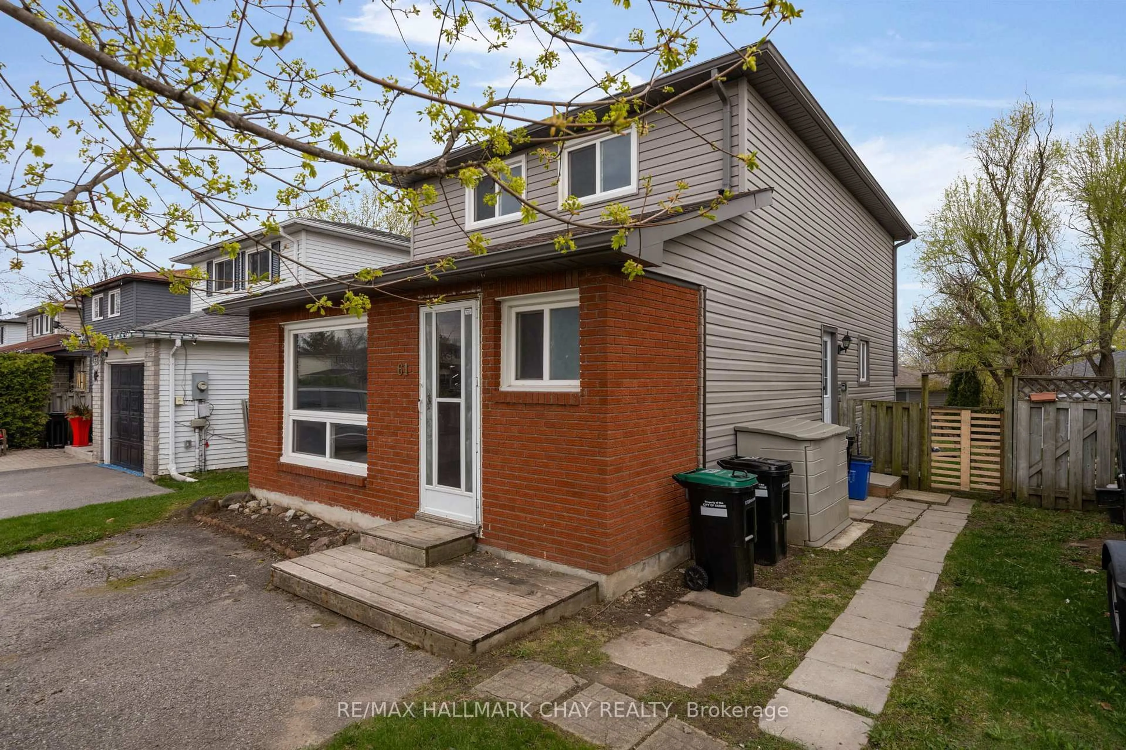 A pic from outside/outdoor area/front of a property/back of a property/a pic from drone, street for 61 Corbett Dr, Barrie Ontario L4M 5V6