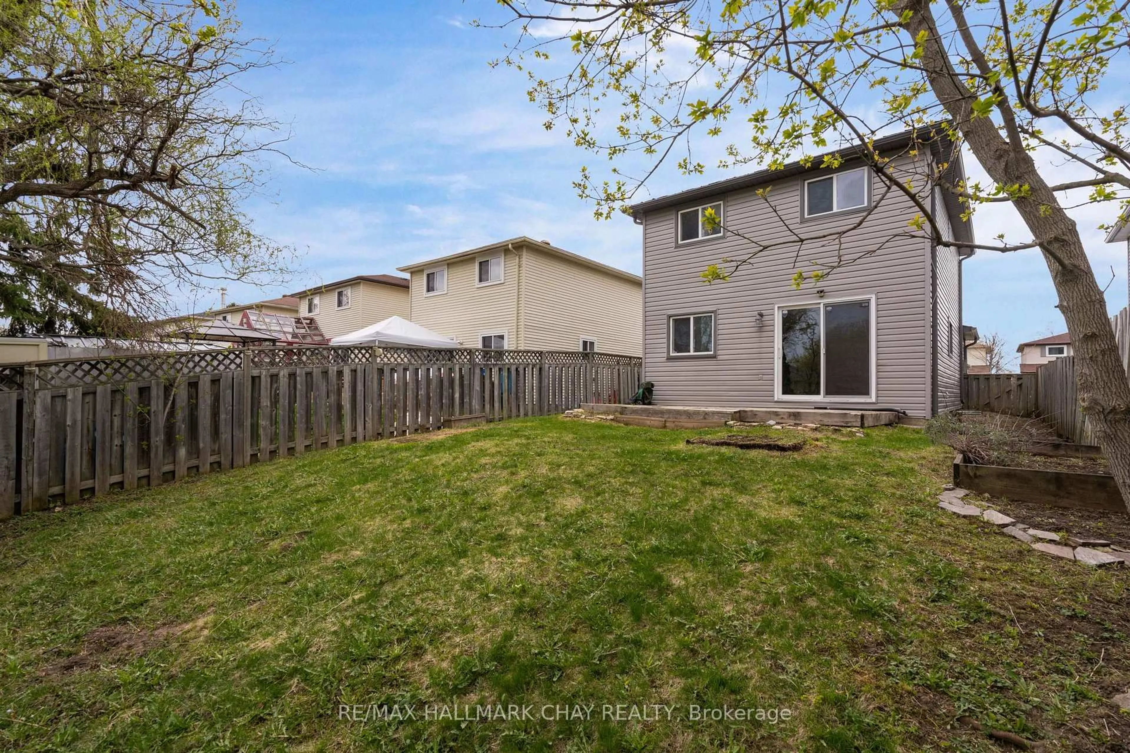 Patio, street for 61 Corbett Dr, Barrie Ontario L4M 5V6