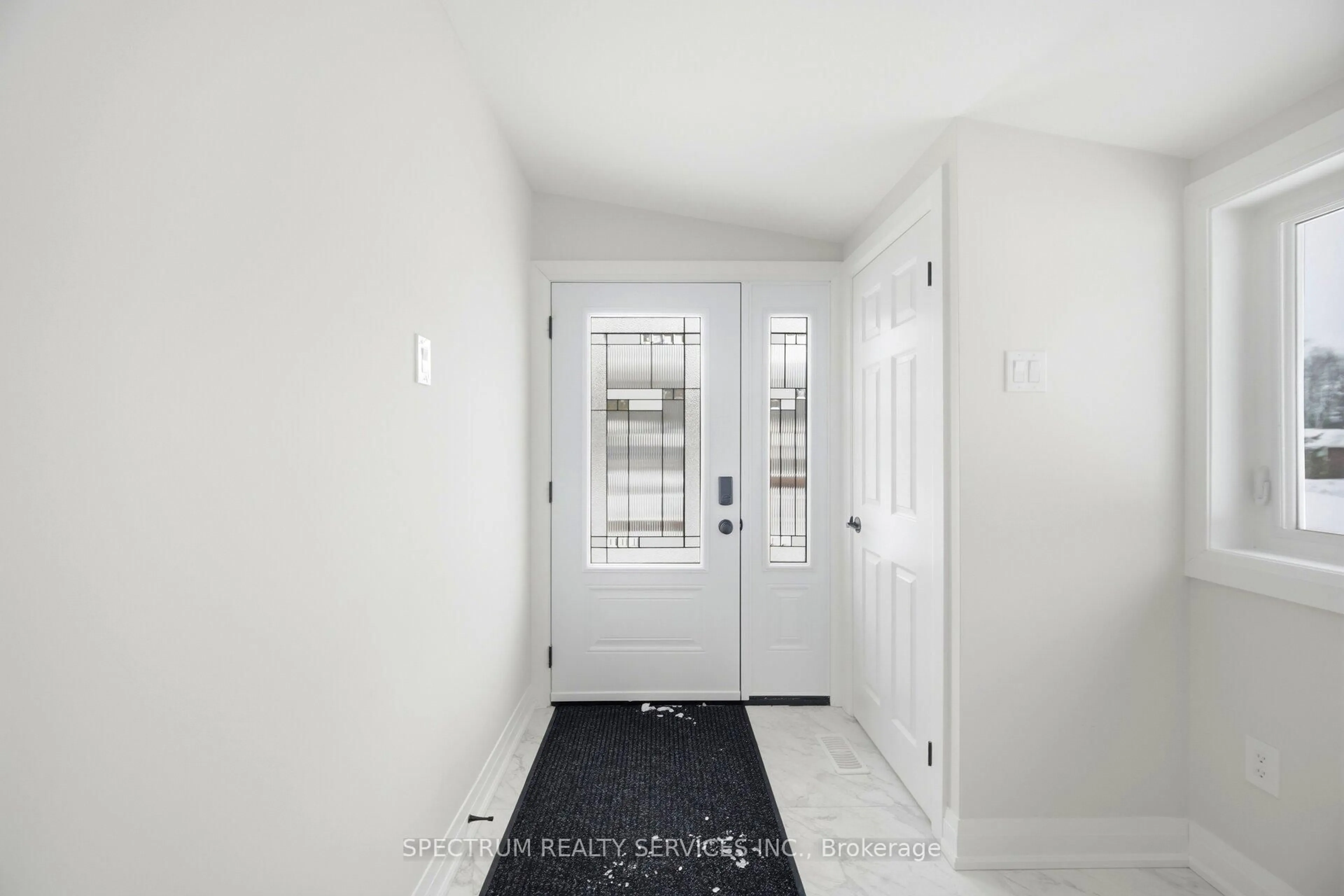 Indoor entryway for 161 Antigua Dr, Wasaga Beach Ontario L9Z 2S2