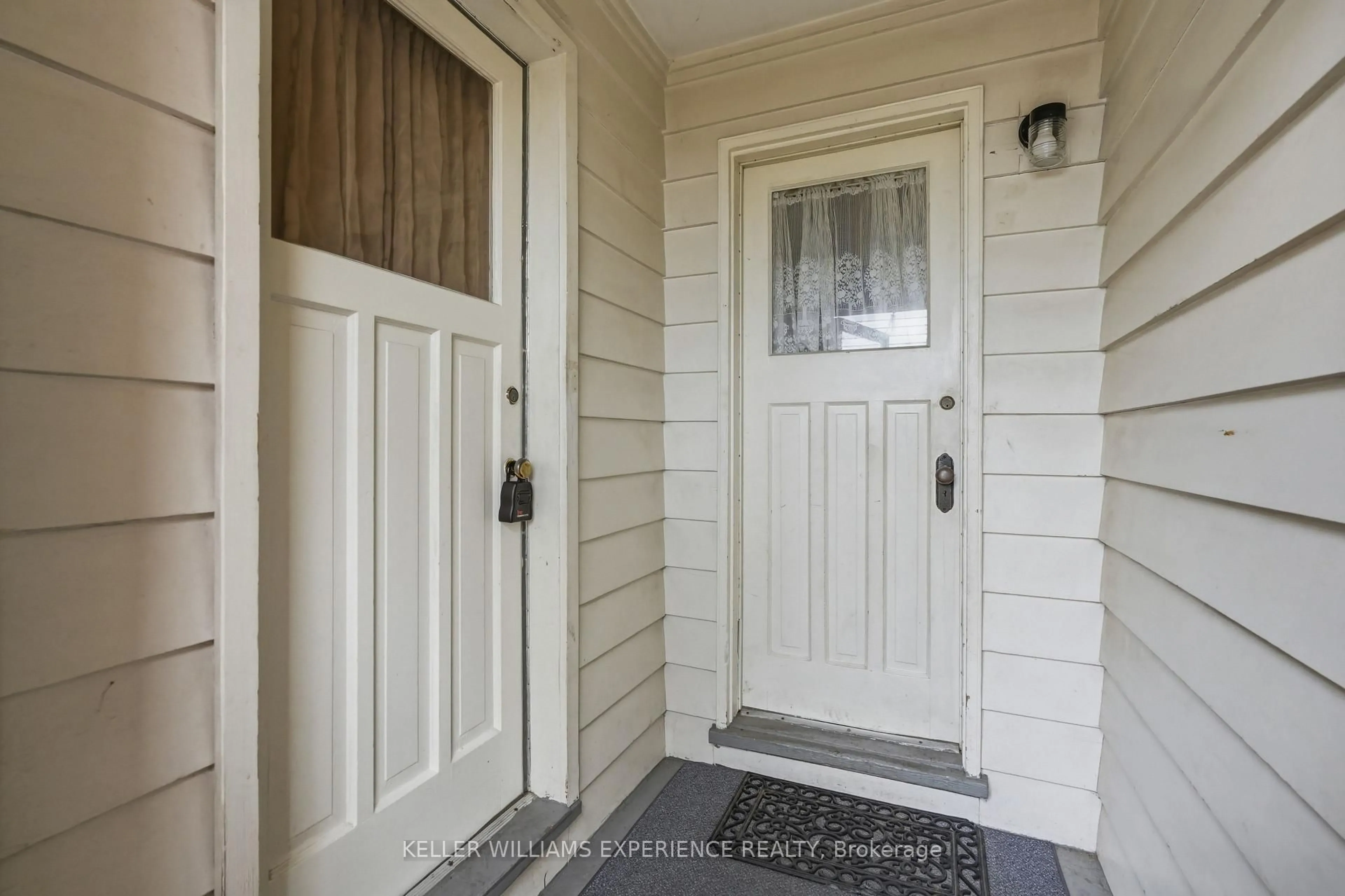 Indoor entryway for 98 Donald St, Barrie Ontario L4N 1E3