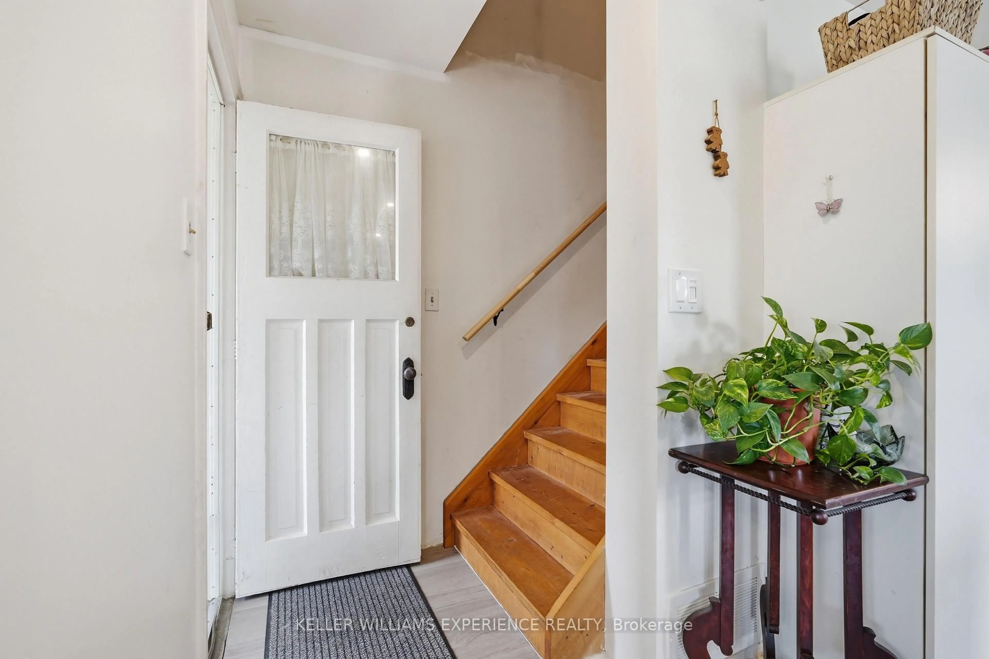 Indoor entryway for 98 Donald St, Barrie Ontario L4N 1E3